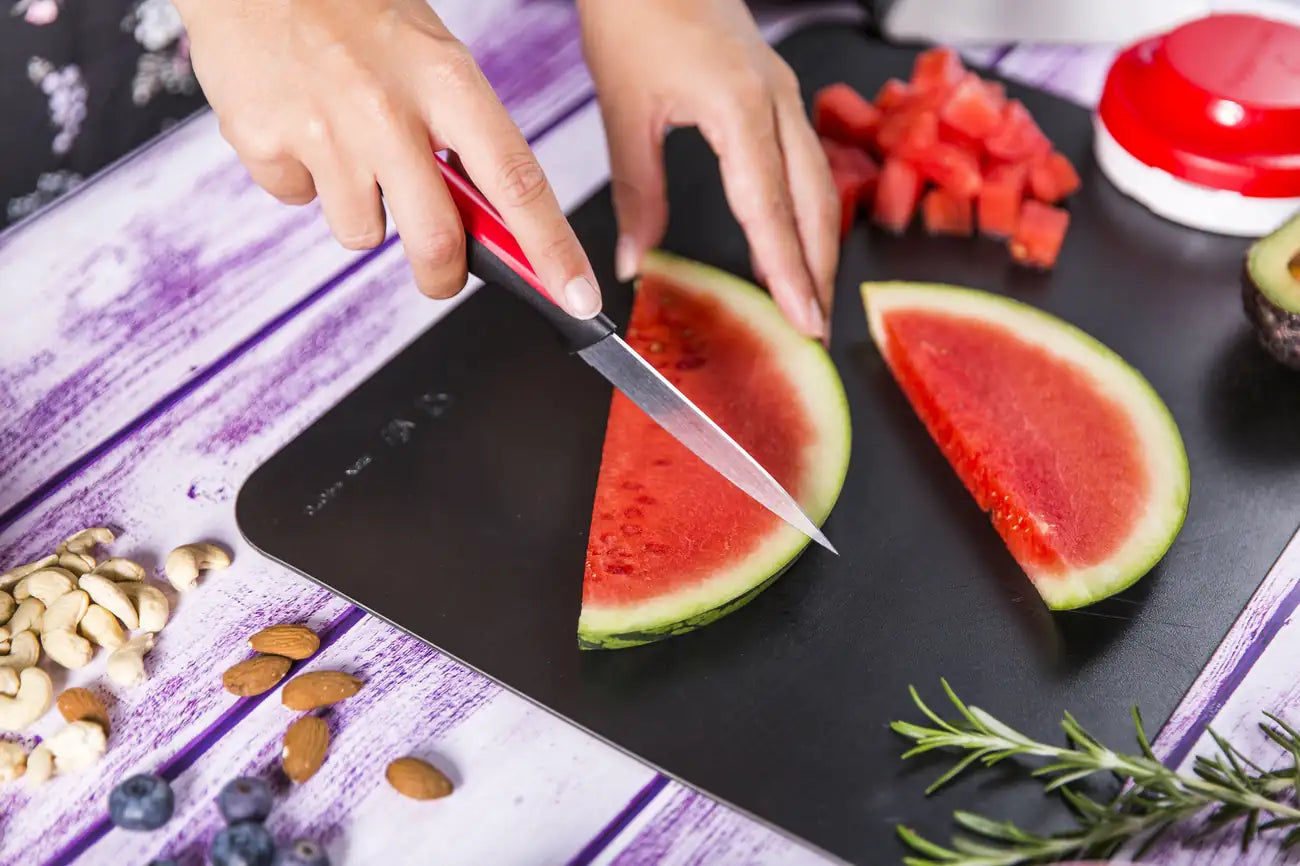 Schneidflex Schneidunterlage von der Marke Tupperware / in der Farbe Schwarz / mit rutschfester Unterseite / flexibles Material zum Idealen Schütten von Schneidgut / Hier direkt online kaufen 
