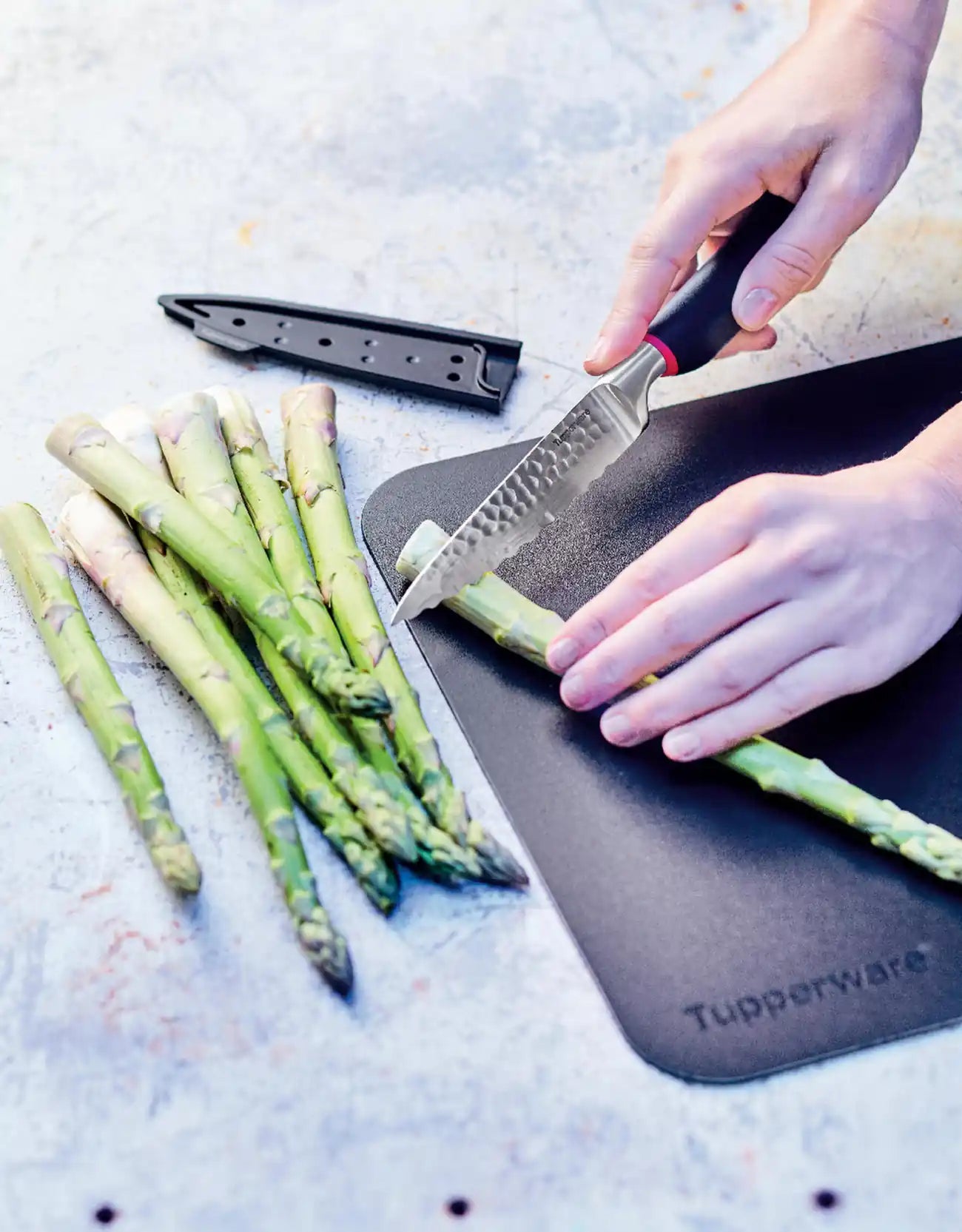 Schneidflex Schneidunterlage von der Marke Tupperware / in der Farbe Schwarz / mit rutschfester Unterseite / flexibles Material zum Idealen Schütten von Schneidgut / Hier direkt online kaufen 