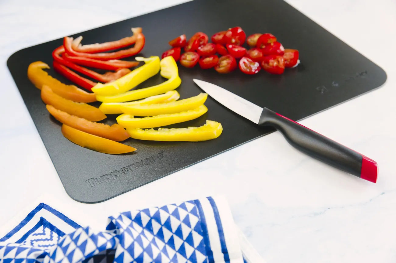 Schneidflex Schneidunterlage von der Marke Tupperware / in der Farbe Schwarz / mit rutschfester Unterseite / flexibles Material zum Idealen Schütten von Schneidgut / Hier direkt online kaufen 