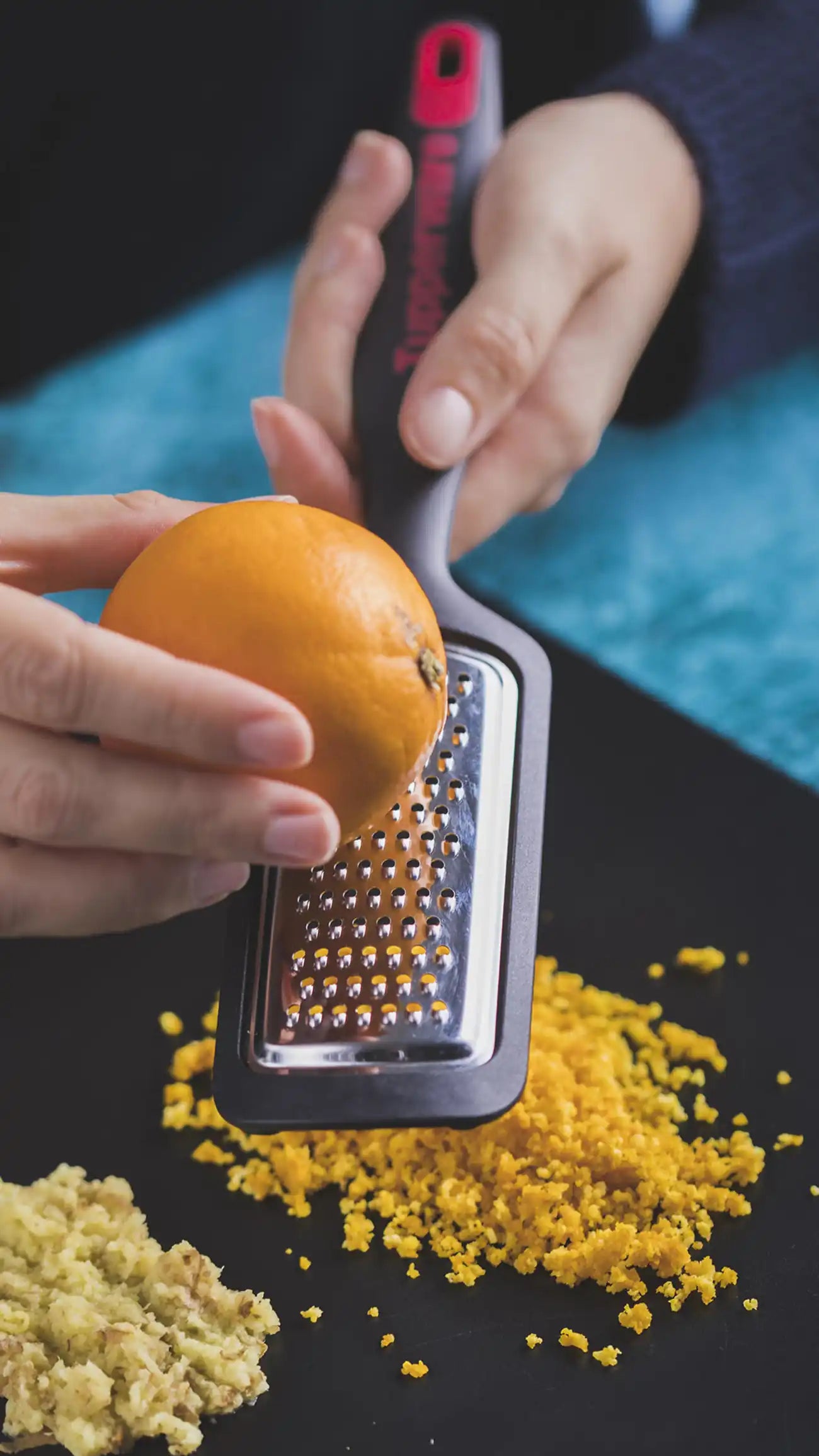 Schneidflex Schneidunterlage von der Marke Tupperware / in der Farbe Schwarz / mit rutschfester Unterseite / flexibles Material zum Idealen Schütten von Schneidgut / Hier direkt online kaufen 