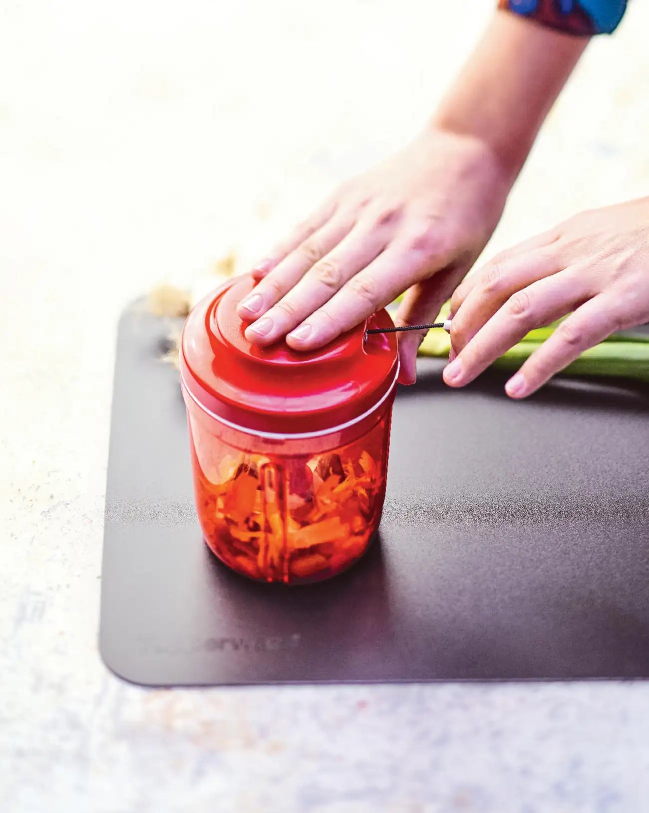 Schneidflex Schneidunterlage von der Marke Tupperware / in der Farbe Schwarz / mit rutschfester Unterseite / flexibles Material zum Idealen Schütten von Schneidgut / Hier direkt online kaufen 