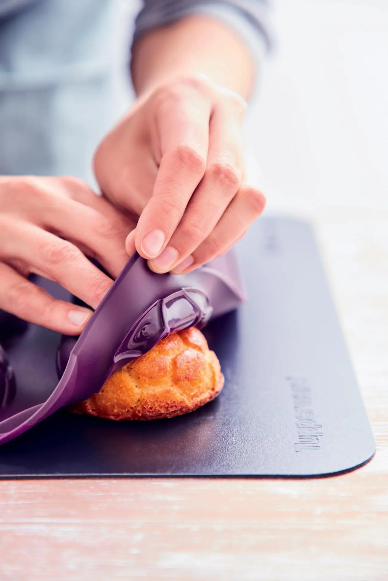 Schneidflex Schneidunterlage von der Marke Tupperware / in der Farbe Schwarz / mit rutschfester Unterseite / flexibles Material zum Idealen Schütten von Schneidgut / Hier direkt online kaufen 