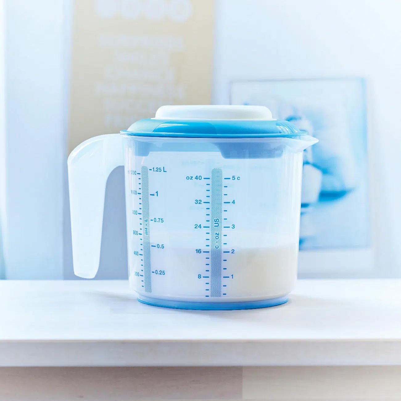 Rühr Mix 1,25 L Messbecher von der Marke Tupperware / in der Farbe Blau / zum Messen, mixen und rühren / inklusive Spritzschutzdeckel / mit Anti- Rutschring / Rührlöffelhalterung im Griff / Hier direkt online kaufen