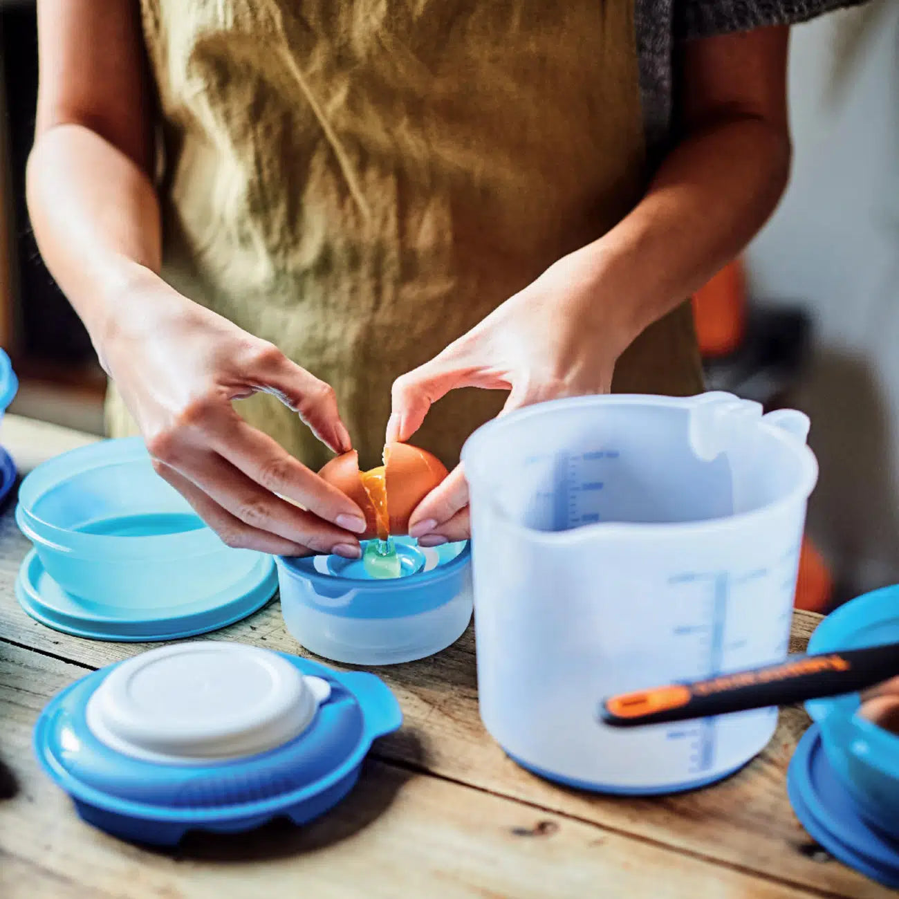 Rühr Mix 1,25 L Messbecher von der Marke Tupperware / in der Farbe Blau / zum Messen, mixen und rühren / inklusive Spritzschutzdeckel / mit Anti- Rutschring / Rührlöffelhalterung im Griff / Hier direkt online kaufen