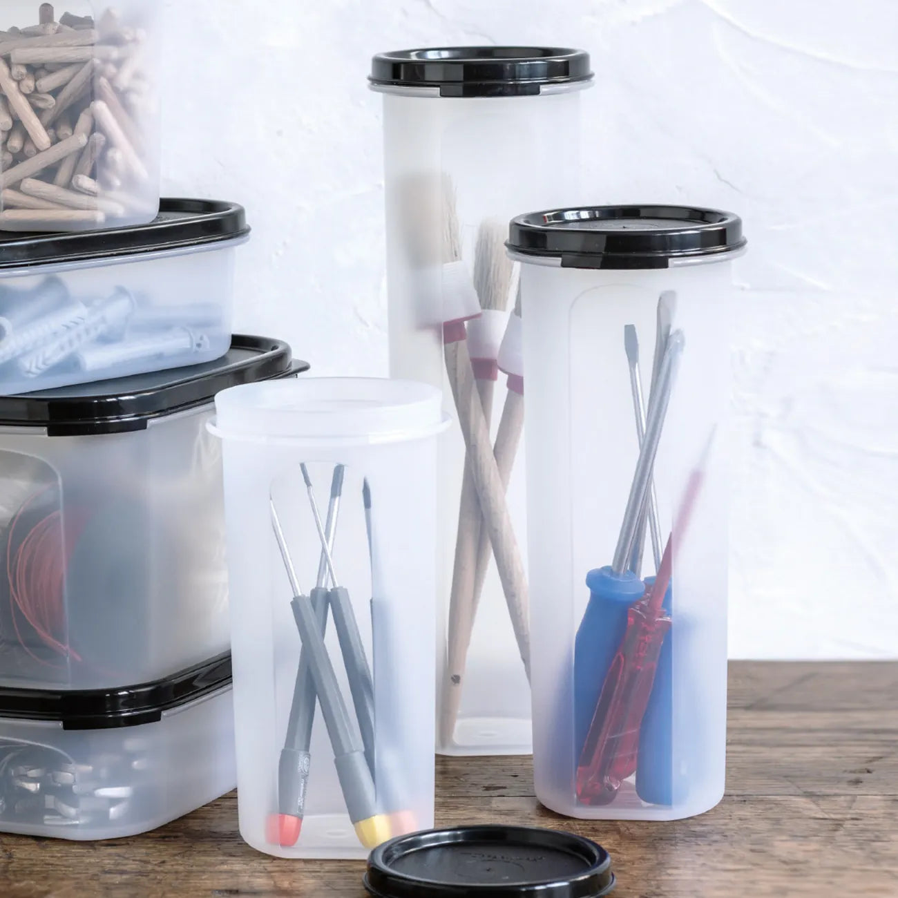 Eidgenosse Rund 860 ml von der Marke Tupperware / Deckelfarbe Schwarz mit Schüttklappe / rund / mit Transparenten Sichtfenster für mehr Übersicht / runde Form für platzsparende Aufbewahrung / dichtschließender Deckel / modular Stapelbar / Vorratsdose / Lebensmittelaufbewahrung / Hier direkt online kaufen 