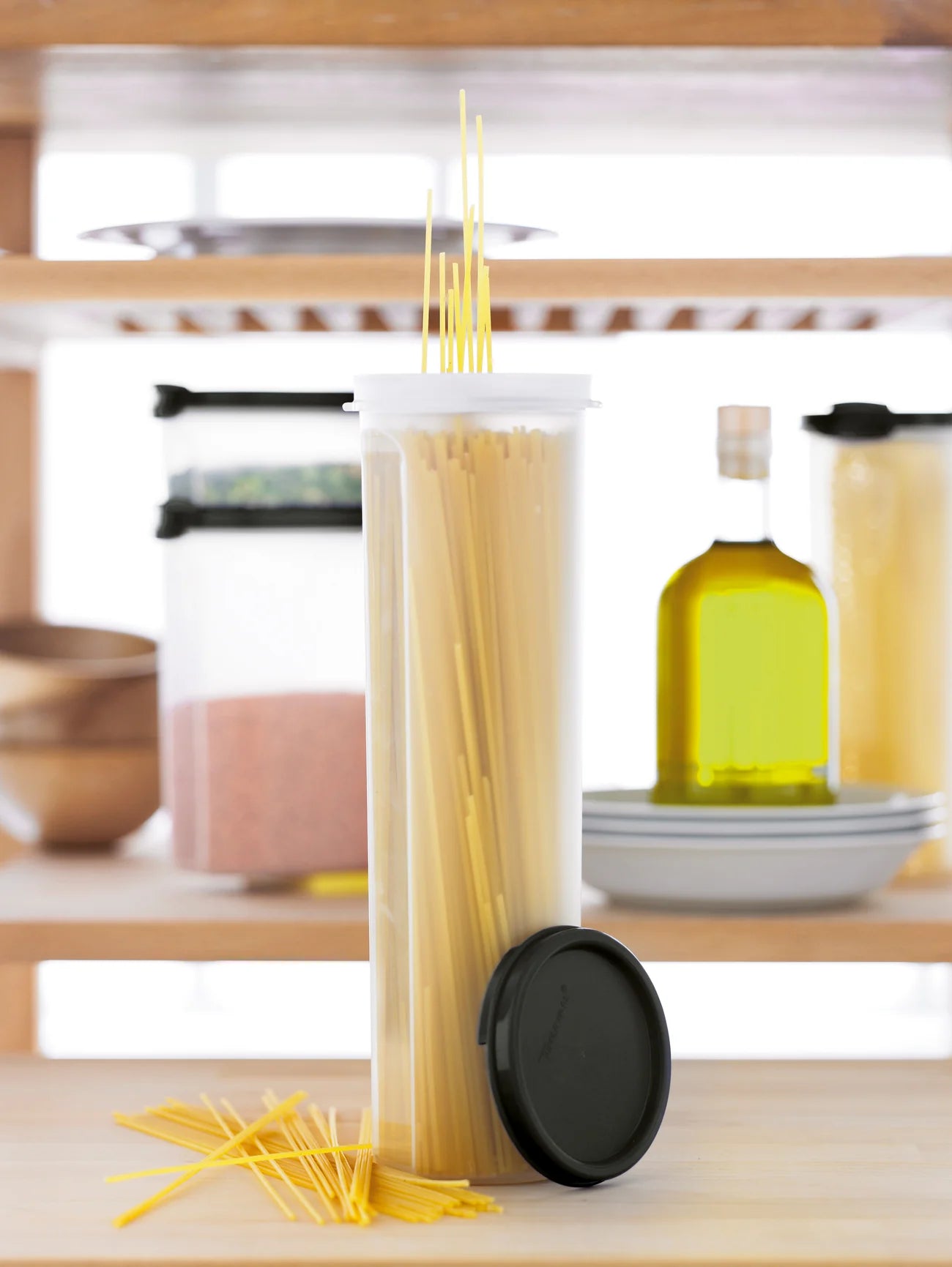 Eidgenosse Rund 1,1 L von der Marke Tupperware / Deckelfarbe Schwarz / mit Transparenten Sichtfenster für mehr Übersicht / runde Form für platzsparende Aufbewahrung / dichtschließender Deckel / modular Stapelbar / Vorratsdose / Lebensmittelaufbewahrung / Hier direkt online kaufen 