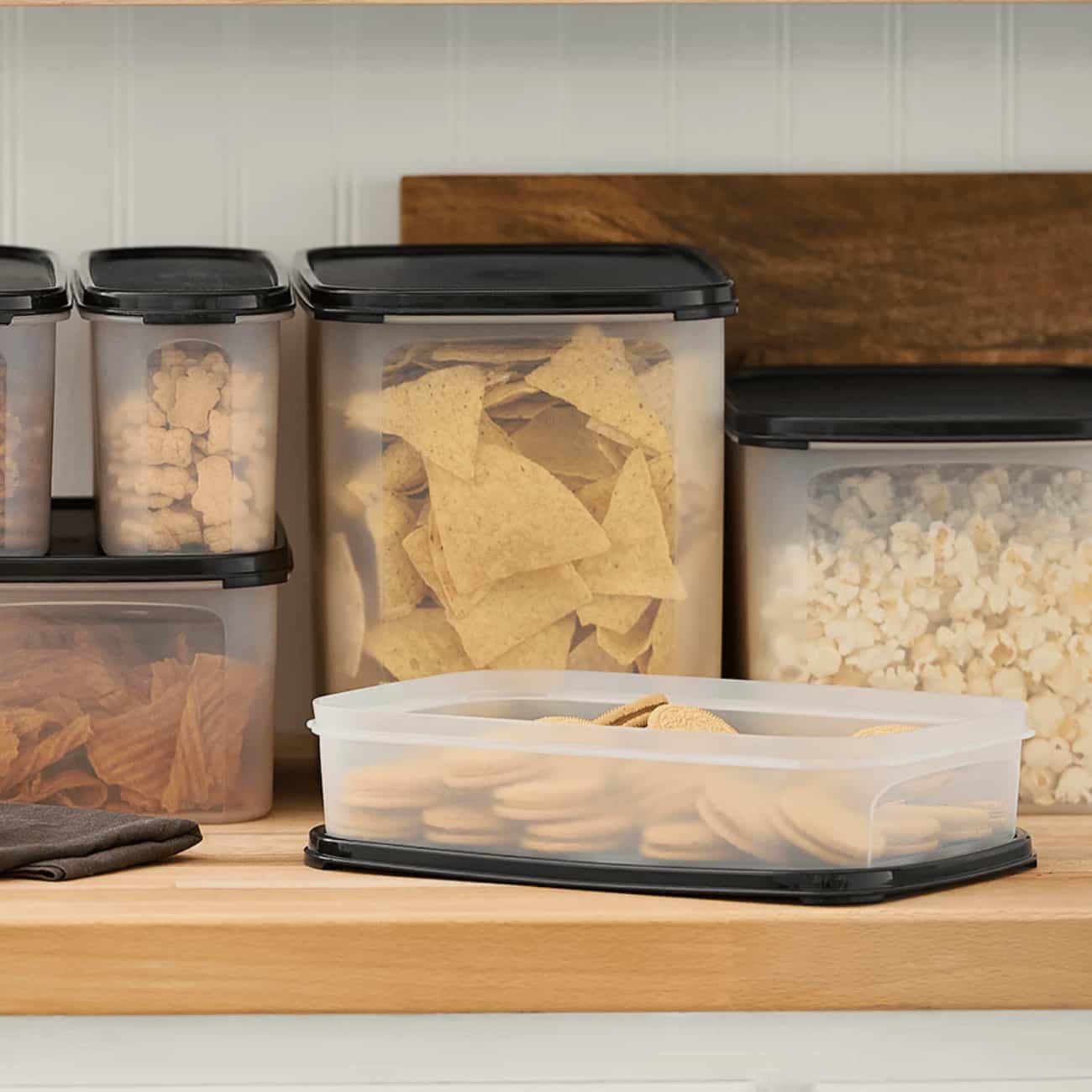 Eidgenosse Rechteckig 2L von der Marke Tupperware / Deckelfarbe Schwarz / mit Transparenten Sichtfenster für mehr Übersicht / runde Form für platzsparende Aufbewahrung / dichtschließender Deckel / modular Stapelbar / Vorratsdose / Lebensmittelaufbewahrung / Hier direkt online kaufen 