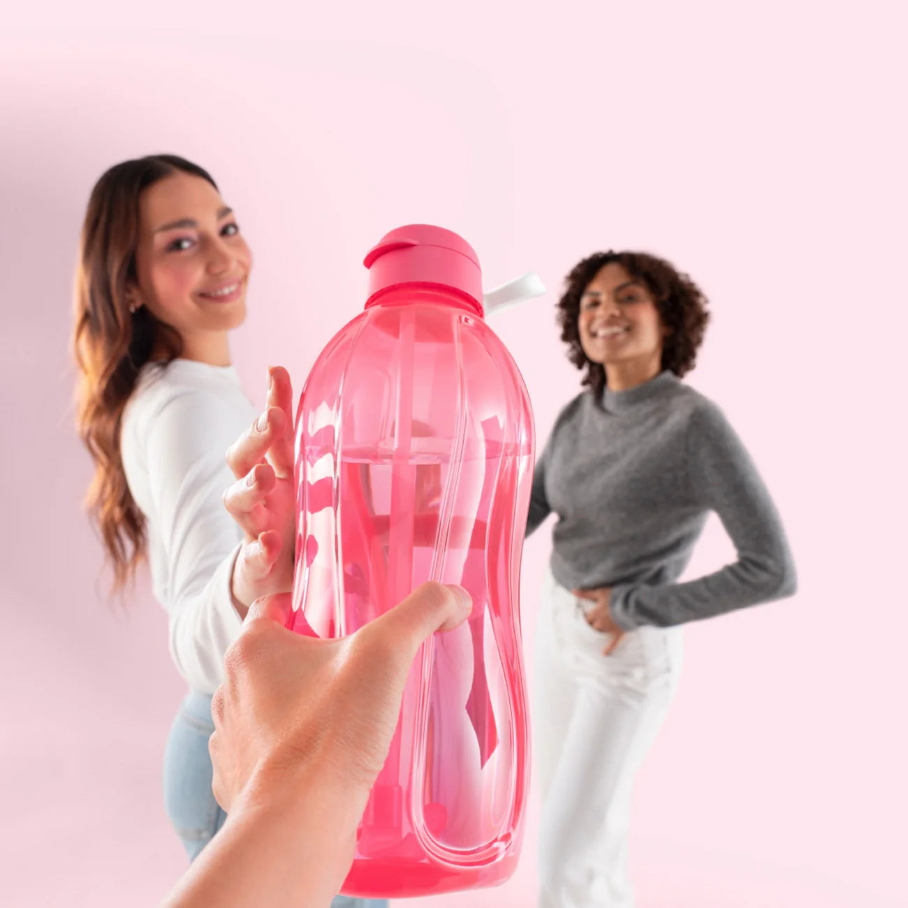 EcoEasy 2L von der Marke Tupperware / in der Farbe Pink / mit Flex Trinkhalm / Perfekt für Unterwegs und Zuhause / Pop Up Strohhalm / Trinkflasche / Hier direkt online kaufen