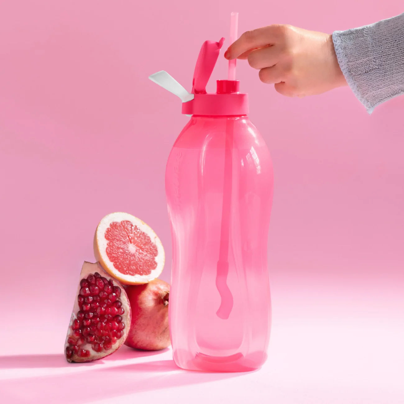 EcoEasy 2L von der Marke Tupperware / in der Farbe Pink / mit Flex Trinkhalm / Perfekt für Unterwegs und Zuhause / Pop Up Strohhalm / Trinkflasche / Hier direkt online kaufen