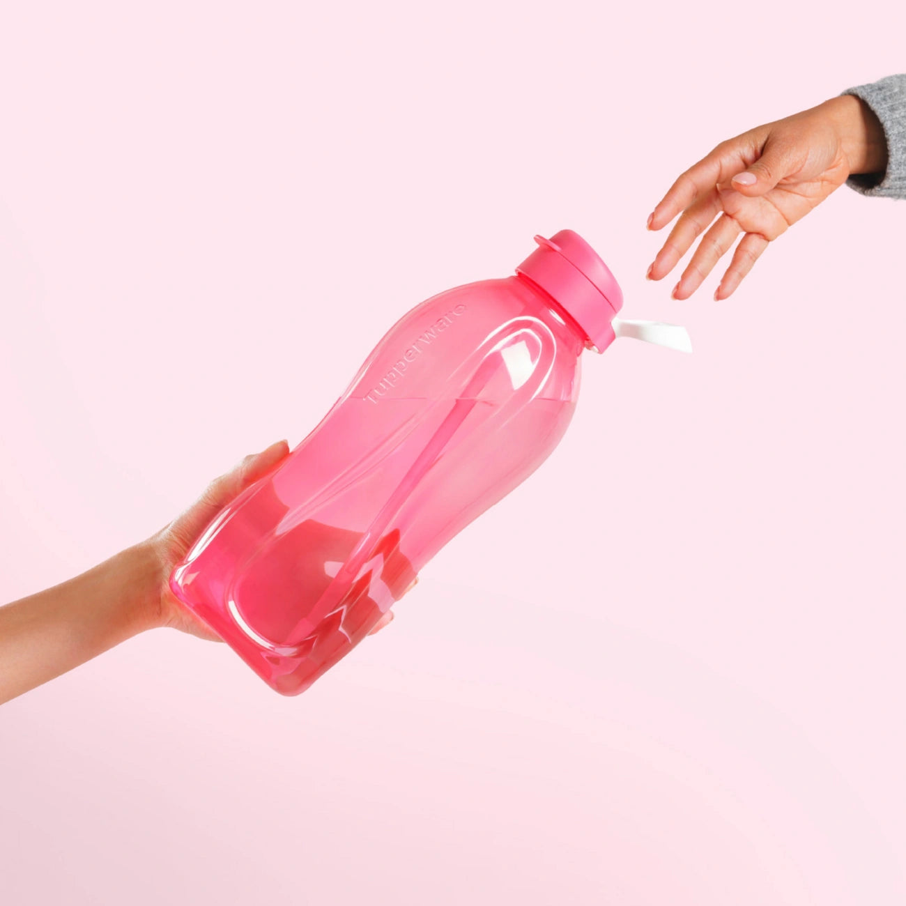 EcoEasy 2L von der Marke Tupperware / in der Farbe Pink / mit Flex Trinkhalm / Perfekt für Unterwegs und Zuhause / Pop Up Strohhalm / Trinkflasche / Hier direkt online kaufen