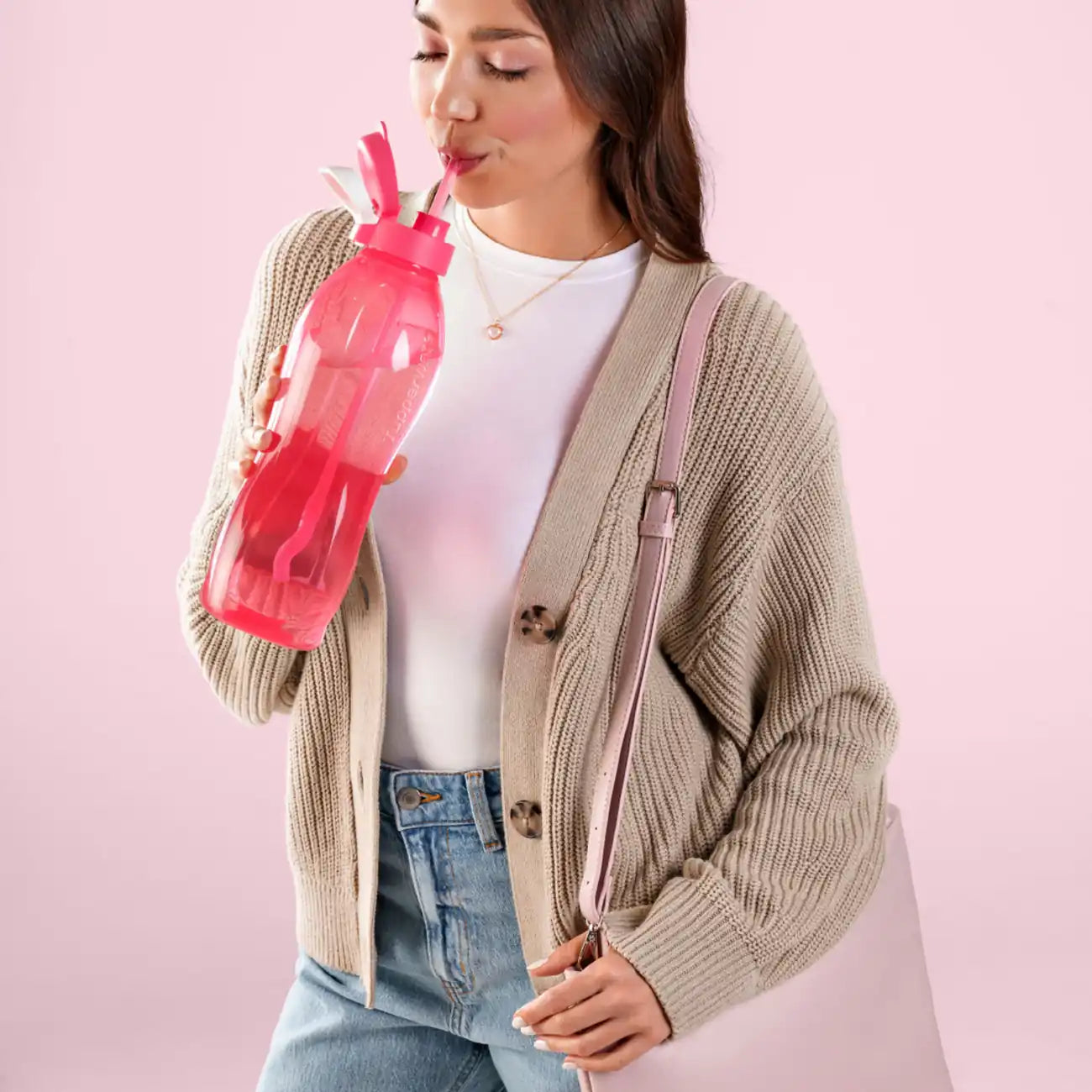 EcoEasy 2L von der Marke Tupperware / in der Farbe Pink / mit Flex Trinkhalm / Perfekt für Unterwegs und Zuhause / Pop Up Strohhalm / Trinkflasche / Hier direkt online kaufen