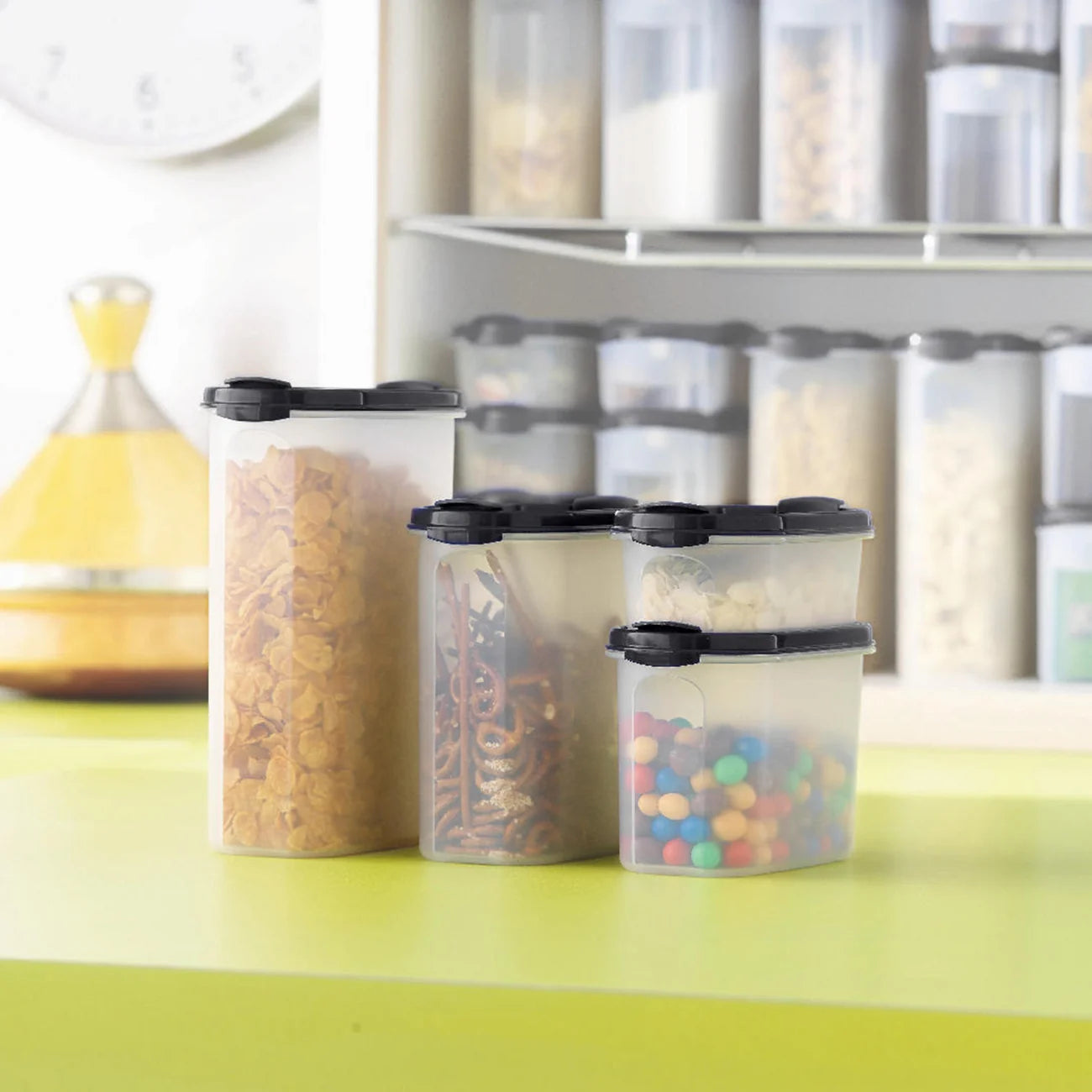 Eidgenosse Rund 1,7 L von der Marke Tupperware / Deckelfarbe Schwarz mit Schüttklappe / mit Transparenten Sichtfenster für mehr Übersicht / runde Form für platzsparende Aufbewahrung / dichtschließender Deckel / modular Stapelbar / Vorratsdose / Lebensmittelaufbewahrung / Hier direkt online kaufen 