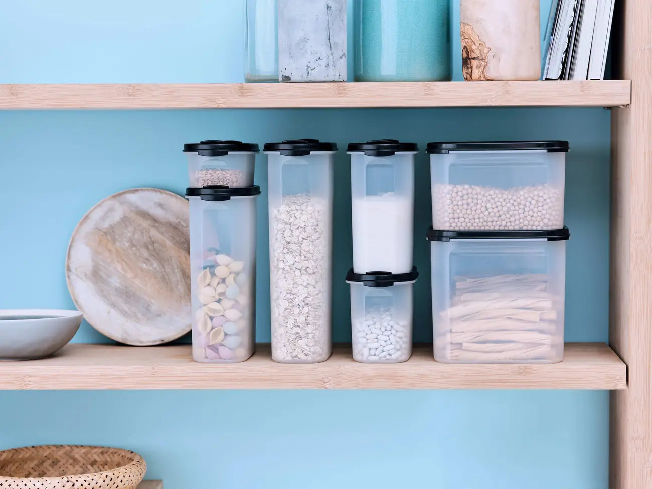 Eidgenosse 2,3 L von der Marke Tupperware / Deckelfarbe Schwarz mit 2 Schüttklappen / oval / mit Transparenten Sichtfenster für mehr Übersicht / runde Form für platzsparende Aufbewahrung / dichtschließender Deckel / modular Stapelbar / Vorratsdose / Lebensmittelaufbewahrung / Hier direkt online kaufen 