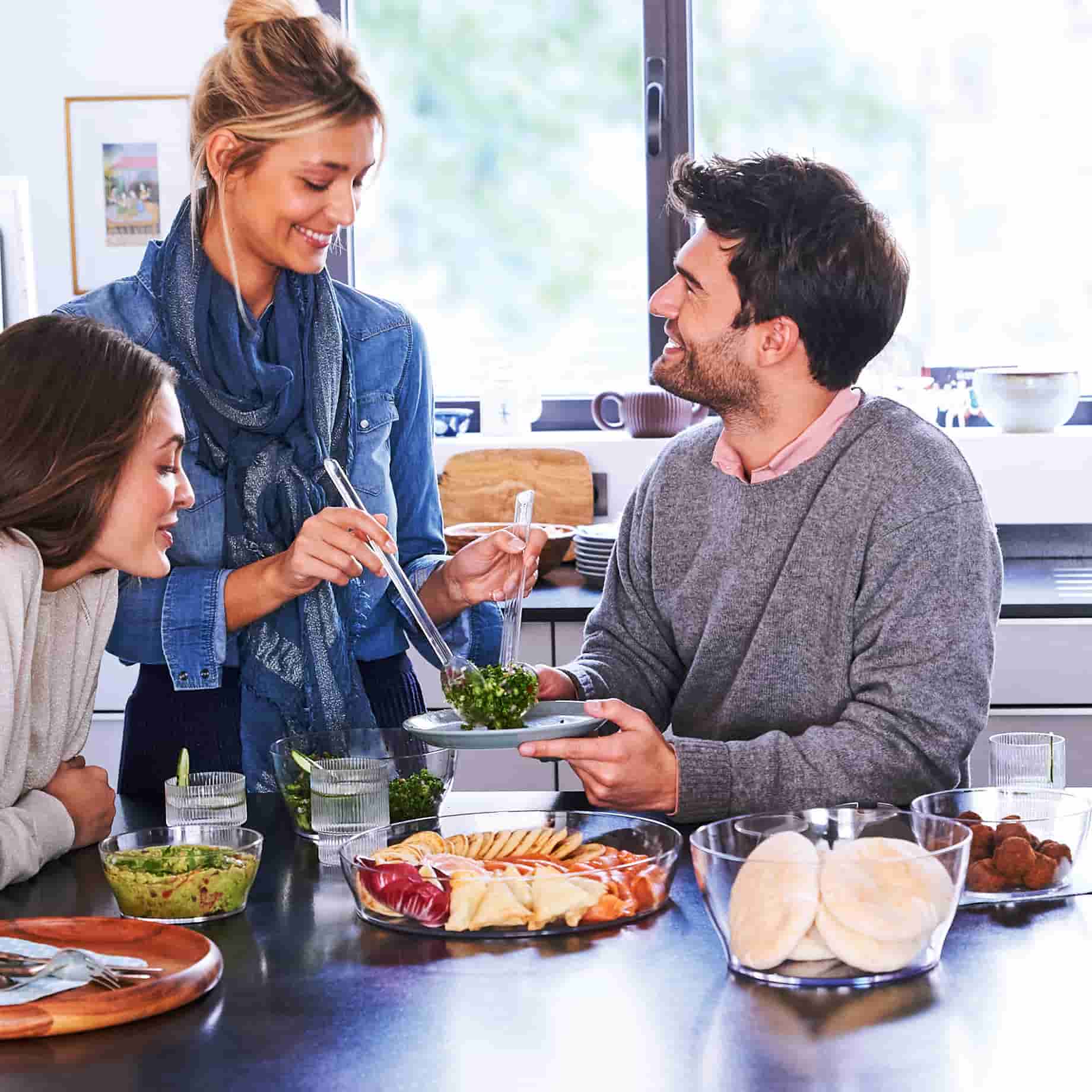 Clear Collection Line Schüssel 2,0L von der Marke Tupperware / Elegante Servierschüssel / Glas ähnliches Transparentes Material / mit Wasser- und Luftdichtem Deckel / ineinander und aufeinander stapelbar / Platzsparend / Nachhaltig aus Eco+ Material / zum Servieren / Hier direkt online kaufen