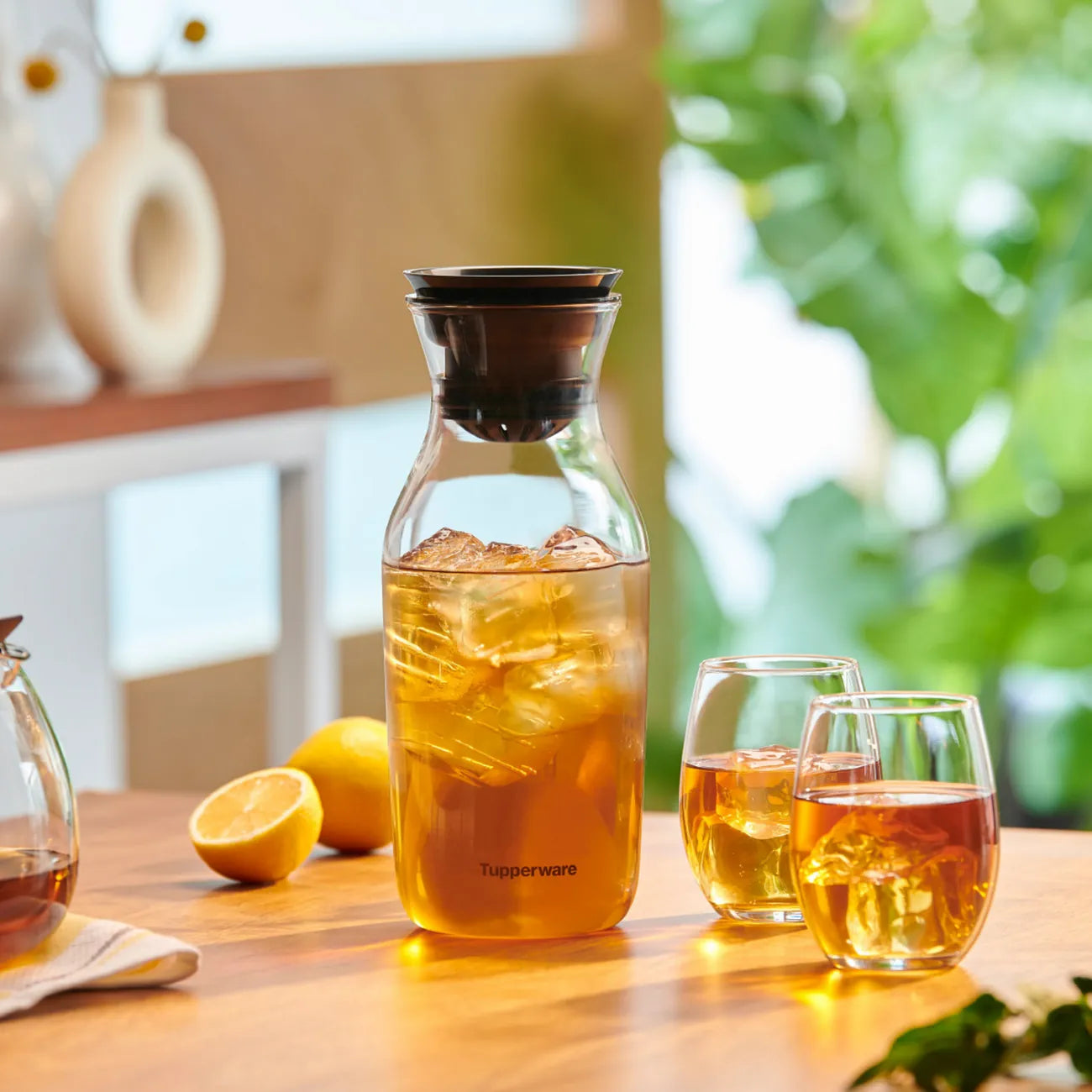 Clear Line Karaffe 1,3L 360° HydroLife von der Marke Tupperware / Wasser in der Karaffe mit Kräutern, Beeren oder Früchten aromatisieren / mit Praktischen 3 in 1 Deckel / Deckel mit Sieb im Inneren / selbst öffnender 360° Kippmechanismus / Elegant und Modern / Hier direkt online kaufen
