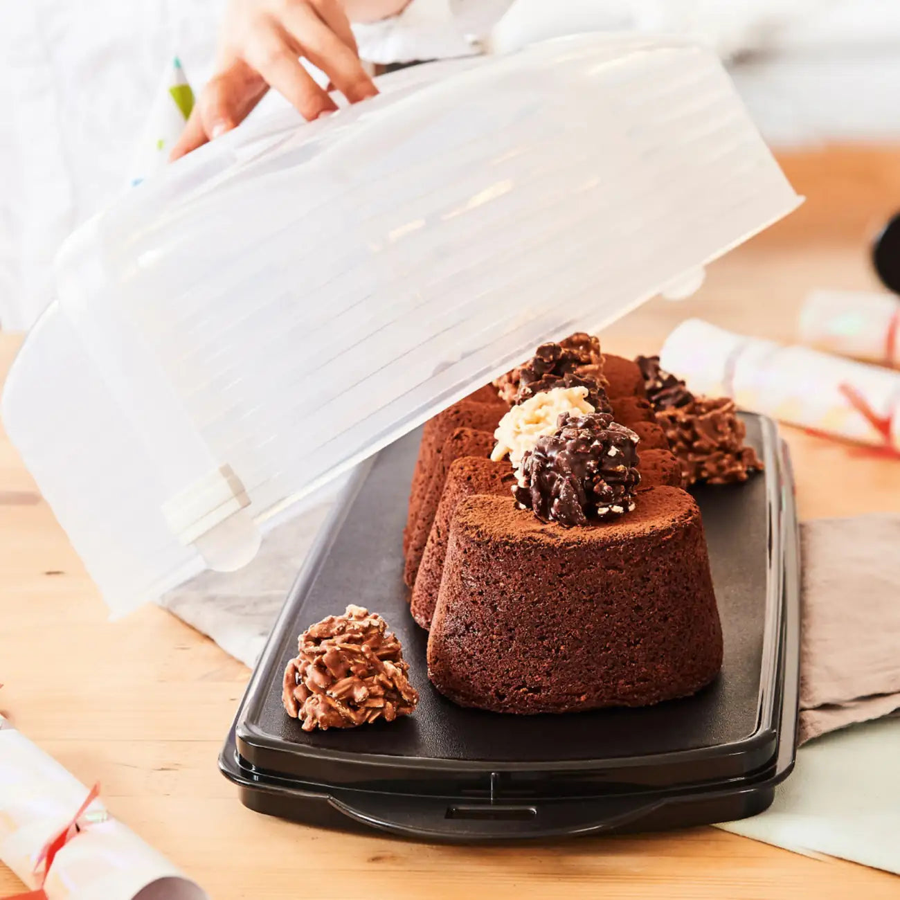 Königskuchen- Behälter von der Marke Tupperware / in der Farbe Schwarz /Kuchen Behälter / für Kastenkuchen, Biskuitrollen und andere Backwaren / Hier direkt online kaufen 