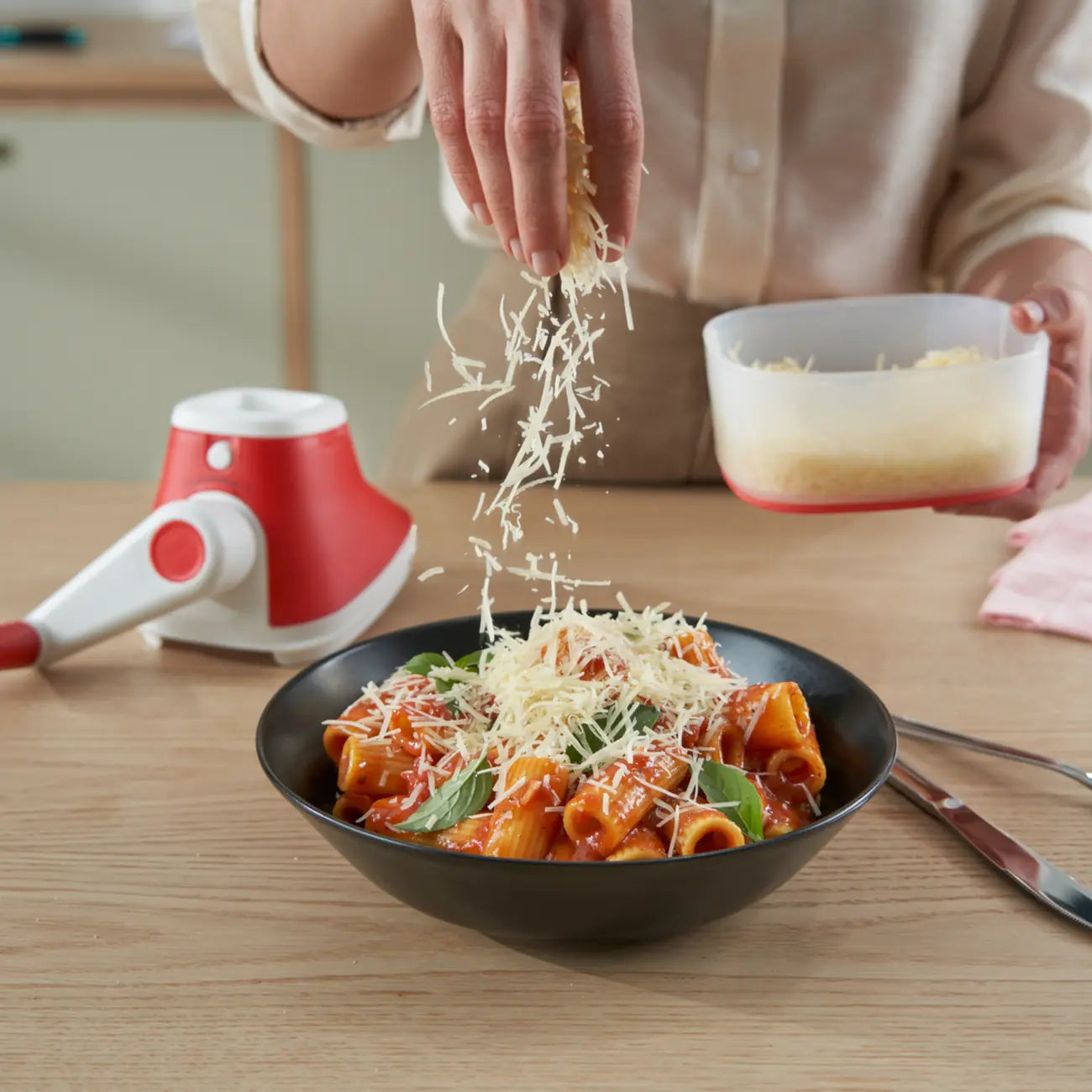 käsereibe mit aufbewahrung Tupperware Grate N Store Multi-Mühle – 2-in-1 Käse- und Gemüsereibe mit Frischebehälter – myTupp