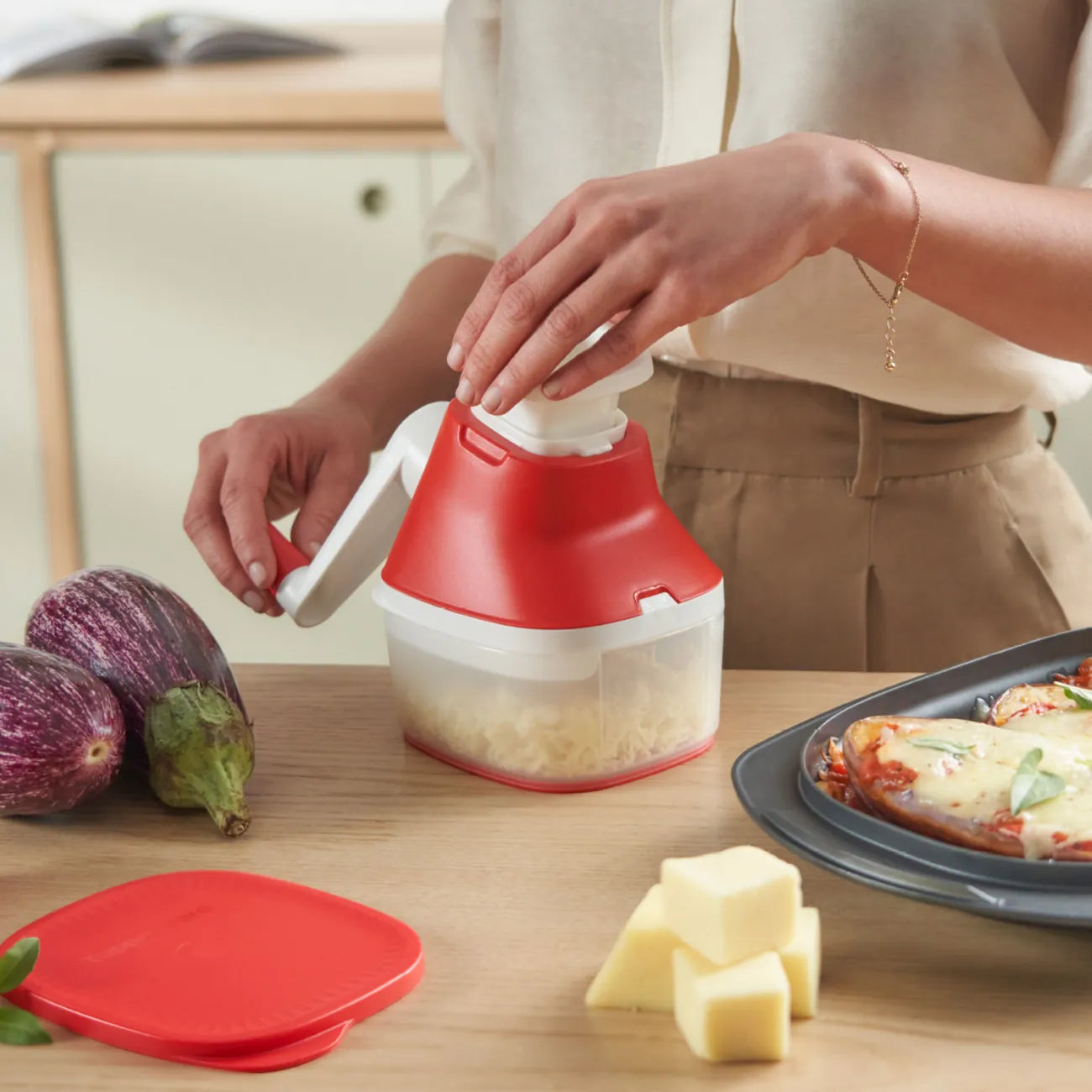 Grate N Store Multi-Mühle von der Marke Tupperware / Käsereibe / mit praktischen Behälter direkt an der Reibe dran / 2 in 1 Raspel Einsatz / Spülmaschinen geeignet / Hier direkt online kaufen