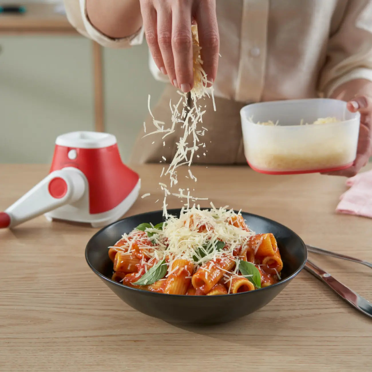 Grate N Store Multi-Mühle von der Marke Tupperware / Käsereibe / mit praktischen Behälter direkt an der Reibe dran / 2 in 1 Raspel Einsatz / Spülmaschinen geeignet / Hier direkt online kaufen