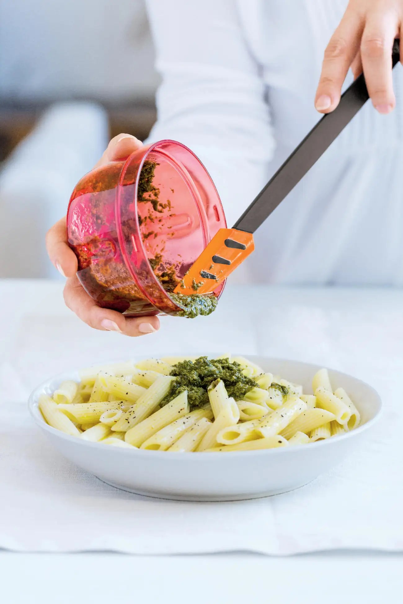 Tupperware Kleiner Top-Schaber orange im Einsatz