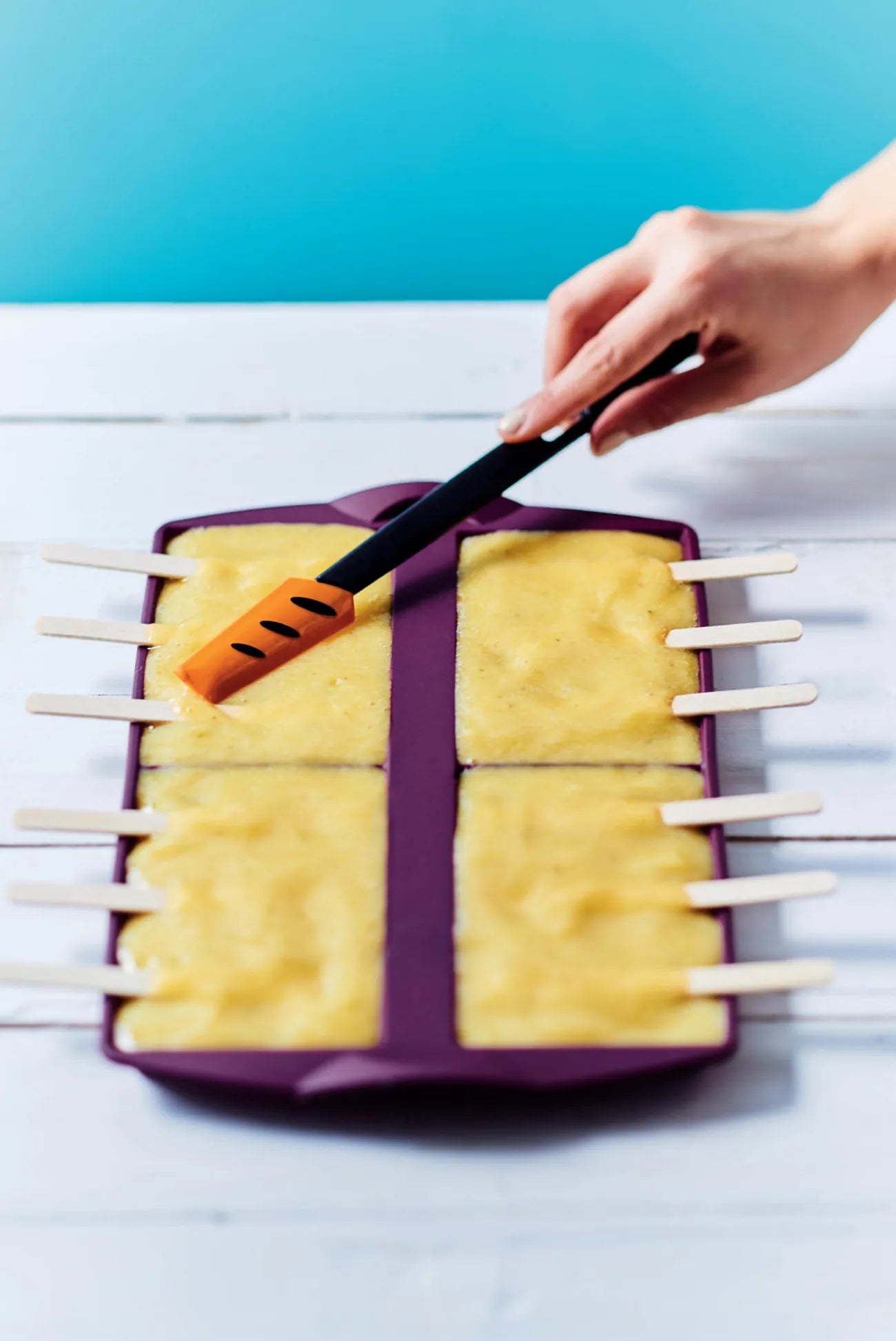 Kleiner Top- Schaber von der Marke Tupperware / kleiner Teigschaber / Farbe Orange / Passt Ideal auch in Gläser und Flaschen / ergonomischer Griff / mit Weichem Silikonkopf /  Bestseller / Hier direkt online kaufen