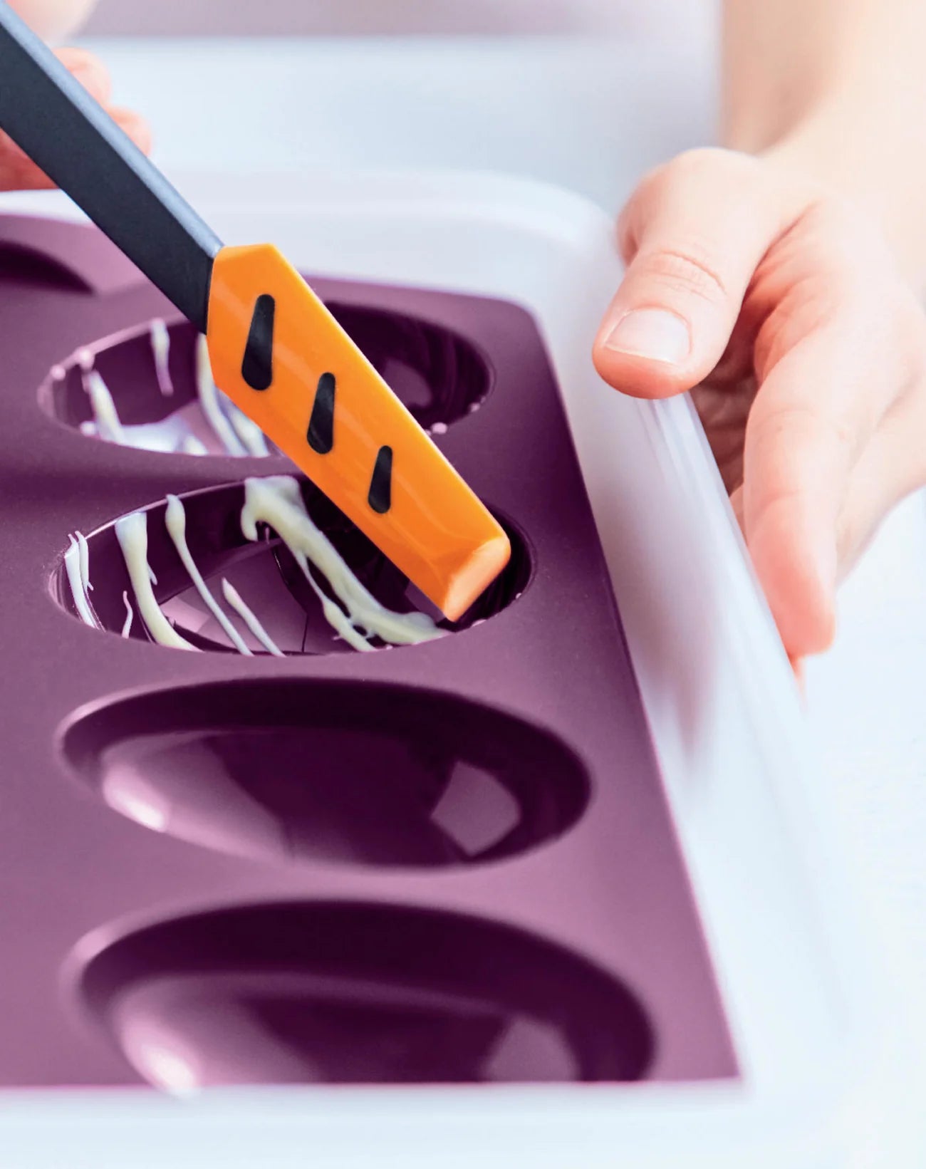 Kleiner Top- Schaber von der Marke Tupperware / kleiner Teigschaber / Farbe Orange / Passt Ideal auch in Gläser und Flaschen / ergonomischer Griff / mit Weichem Silikonkopf /  Bestseller / Hier direkt online kaufen