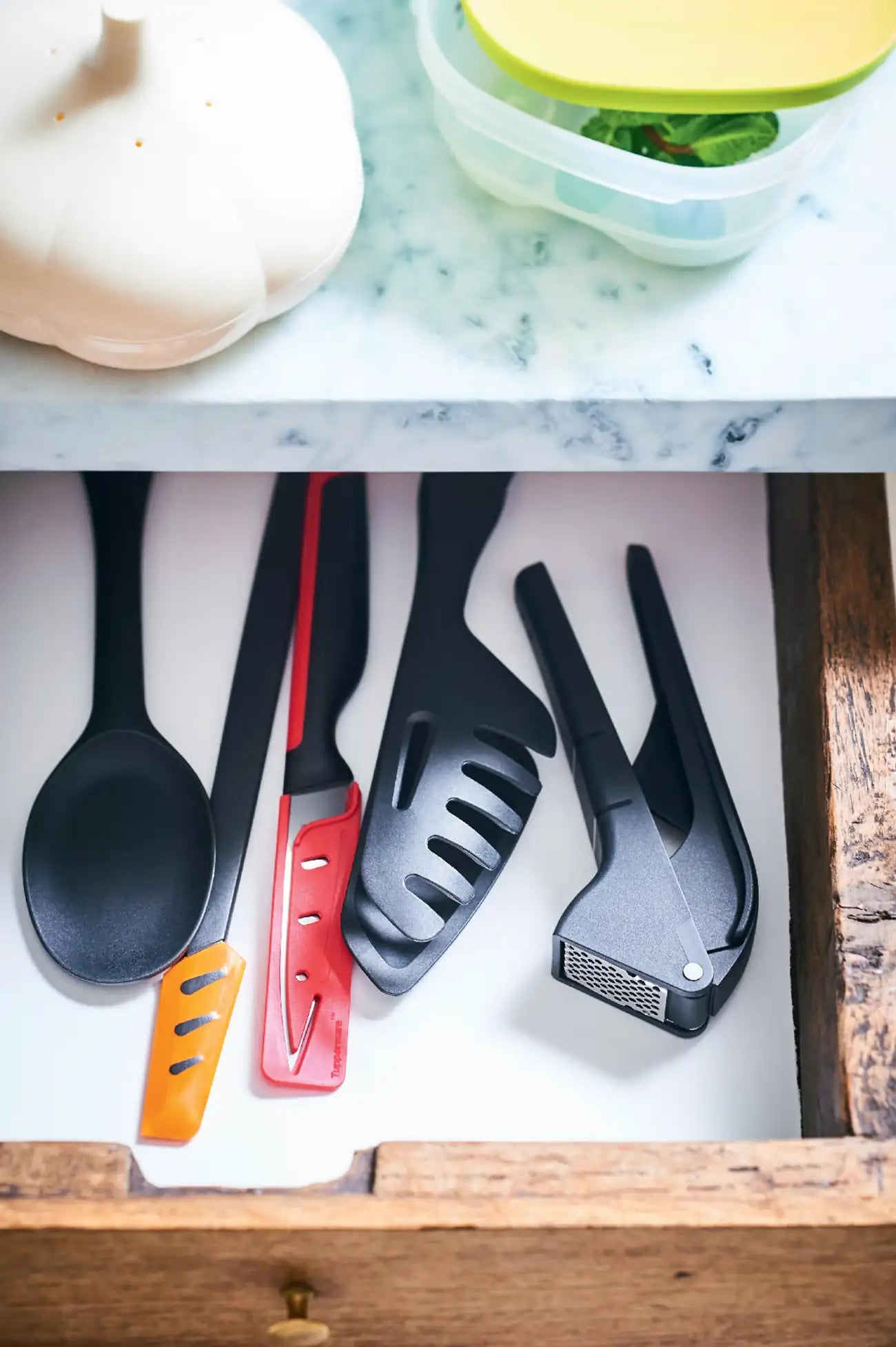 Kleiner Top- Schaber von der Marke Tupperware / kleiner Teigschaber / Farbe Orange / Passt Ideal auch in Gläser und Flaschen / ergonomischer Griff / mit Weichem Silikonkopf /  Bestseller / Hier direkt online kaufen