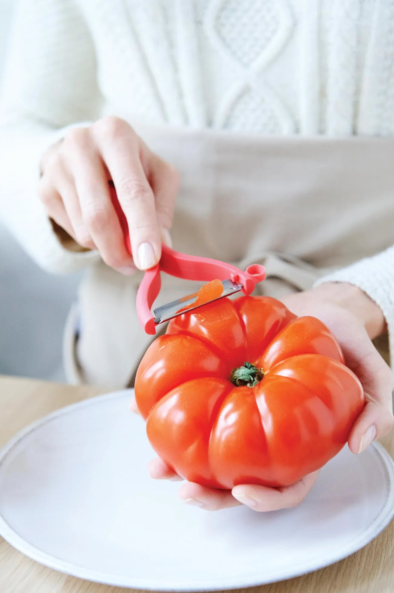 Universalschäler von der Marke Tupperware / in der Farbe Rot / mit Wellenschliff / Ideal für Obst und Gemüse / mit kleinem Ringförmigen Ausstecher / Edelstahlklinge / Hier direkt online kaufen