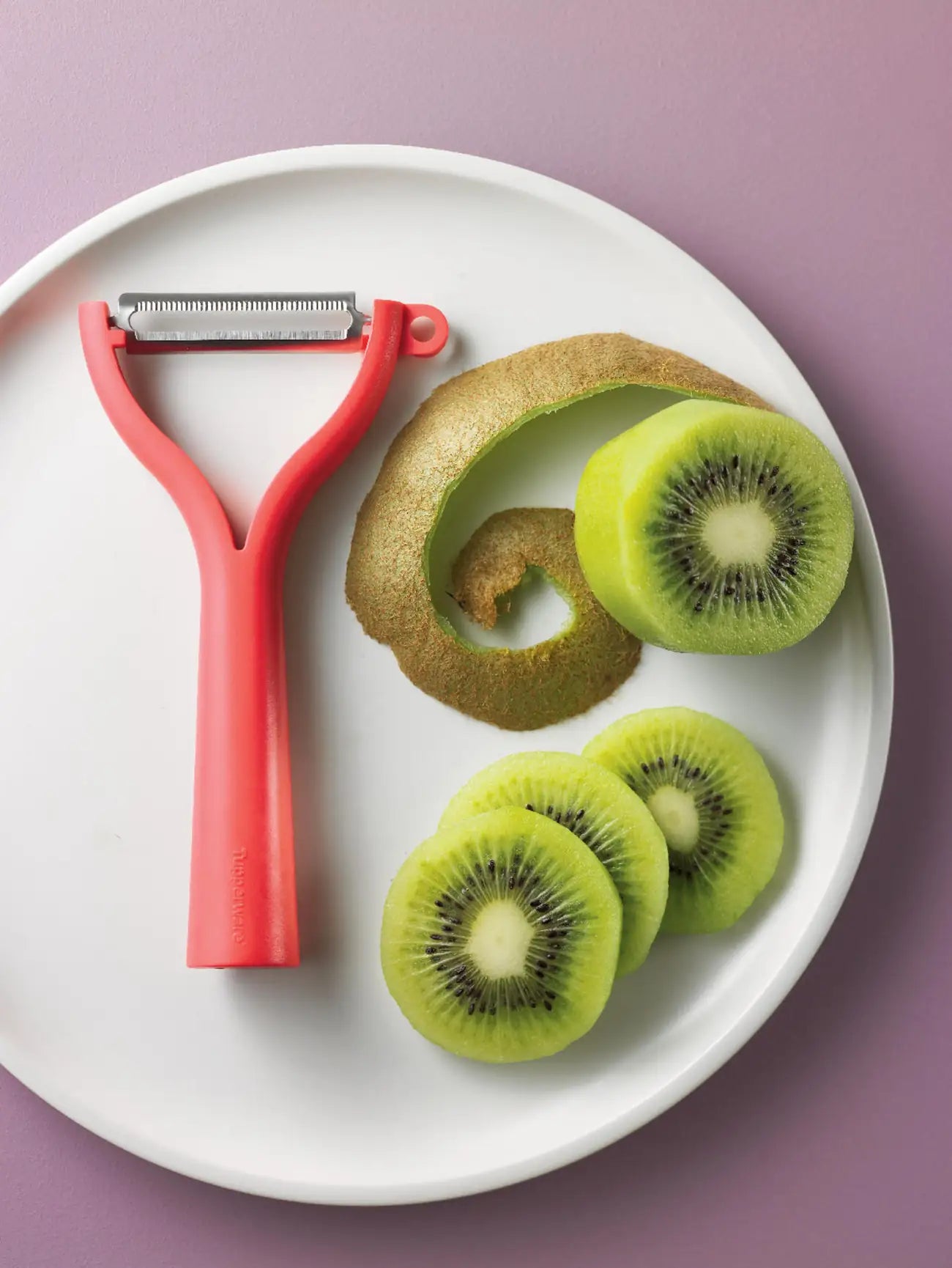Universalschäler von der Marke Tupperware / in der Farbe Rot / mit Wellenschliff / Ideal für Obst und Gemüse / mit kleinem Ringförmigen Ausstecher / Edelstahlklinge / Hier direkt online kaufen