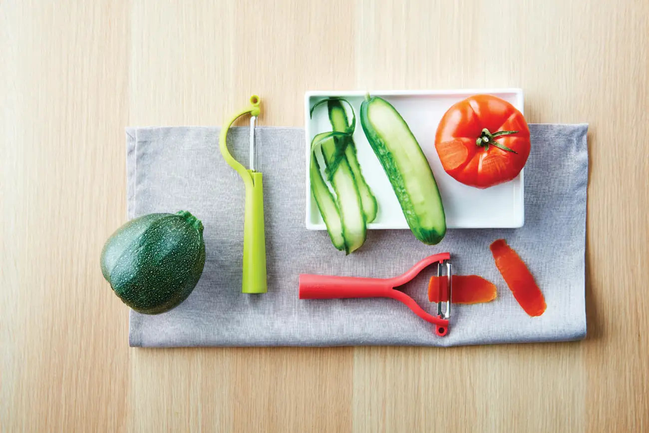 Universalschäler von der Marke Tupperware / in der Farbe Rot / mit Wellenschliff / Ideal für Obst und Gemüse / mit kleinem Ringförmigen Ausstecher / Edelstahlklinge / Hier direkt online kaufen