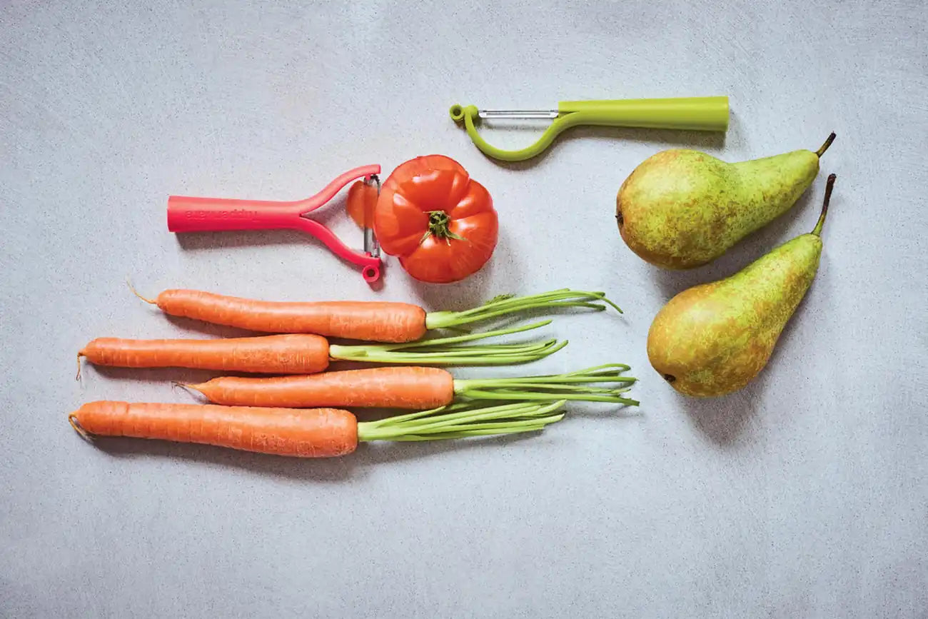 Universalschäler von der Marke Tupperware / in der Farbe Rot / mit Wellenschliff / Ideal für Obst und Gemüse / mit kleinem Ringförmigen Ausstecher / Edelstahlklinge / Hier direkt online kaufen