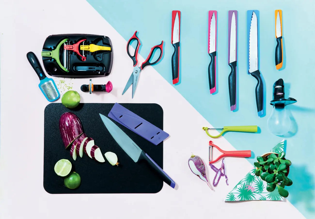 Universalschäler von der Marke Tupperware / in der Farbe Rot / mit Wellenschliff / Ideal für Obst und Gemüse / mit kleinem Ringförmigen Ausstecher / Edelstahlklinge / Hier direkt online kaufen
