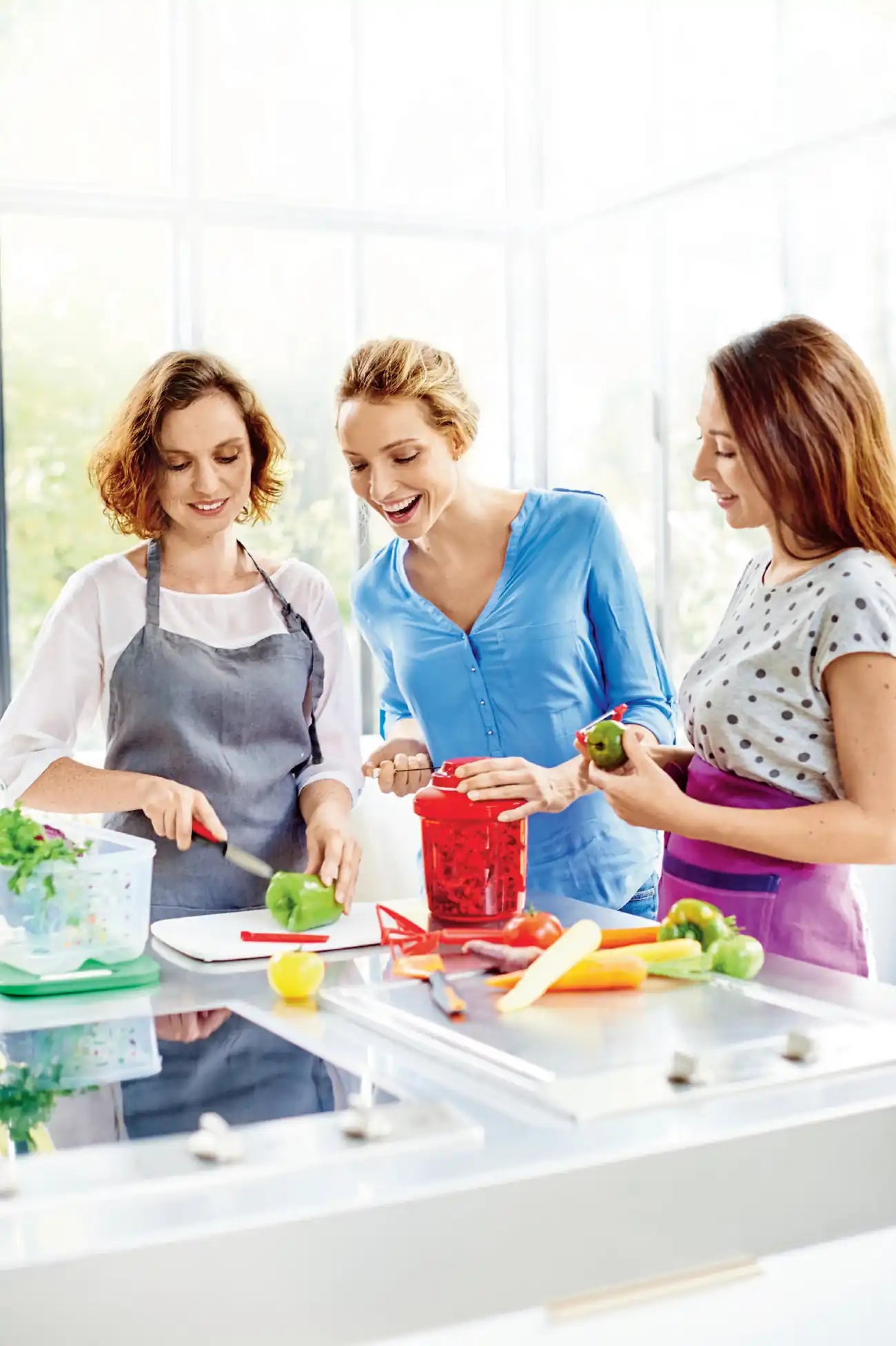 Universalschäler von der Marke Tupperware / in der Farbe Rot / mit Wellenschliff / Ideal für Obst und Gemüse / mit kleinem Ringförmigen Ausstecher / Edelstahlklinge / Hier direkt online kaufen