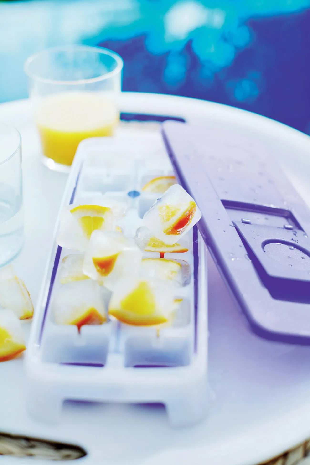 Eis-Kristall Eiswürfler Eiswürfelbehälter von der Marke Tupperware / in der Farbe Blau - Transparent / für große Eiswürfel / 14 Eiswürfel gleichzeitig / mehrere Eiswürfler sind stabil aufeinander Stapelbar / komfortabel zum Füllen / Hier direkt online kaufen