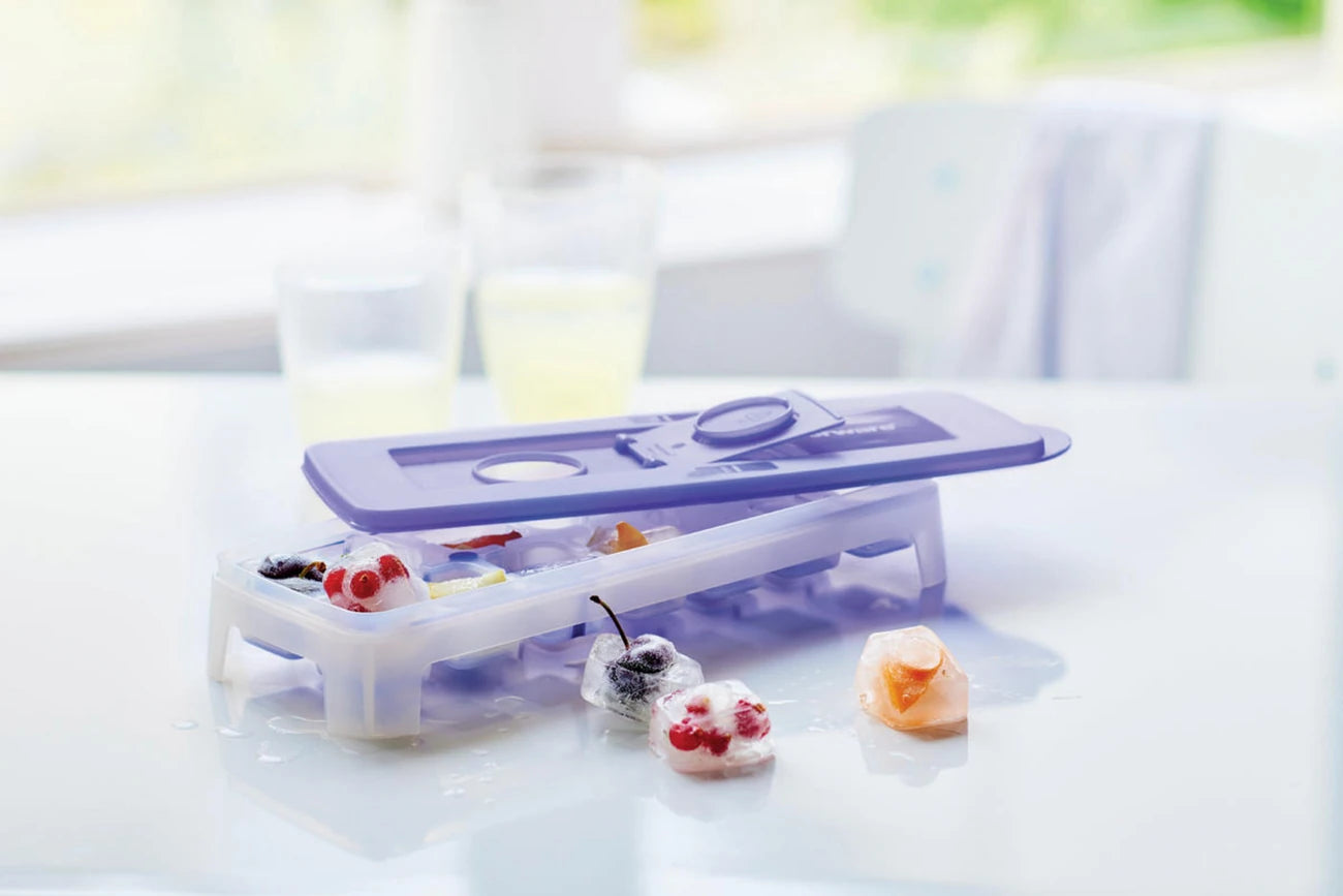 Eis-Kristall Eiswürfler Eiswürfelbehälter von der Marke Tupperware / in der Farbe Blau - Transparent / für große Eiswürfel / 14 Eiswürfel gleichzeitig / mehrere Eiswürfler sind stabil aufeinander Stapelbar / komfortabel zum Füllen / Hier direkt online kaufen