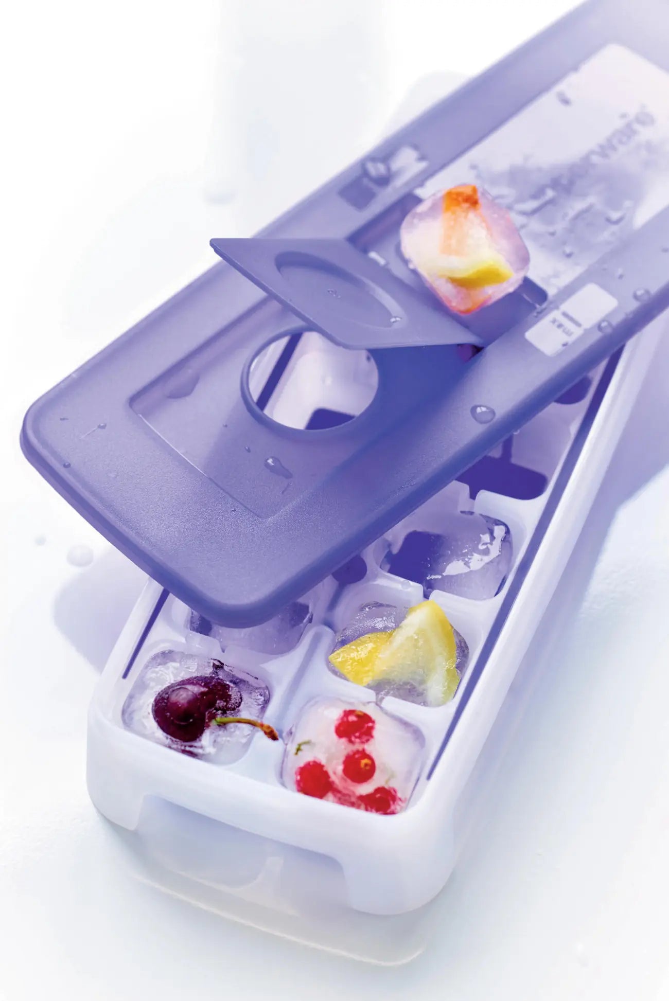 Eis-Kristall Eiswürfler Eiswürfelbehälter von der Marke Tupperware / in der Farbe Blau - Transparent / für große Eiswürfel / 14 Eiswürfel gleichzeitig / mehrere Eiswürfler sind stabil aufeinander Stapelbar / komfortabel zum Füllen / Hier direkt online kaufen