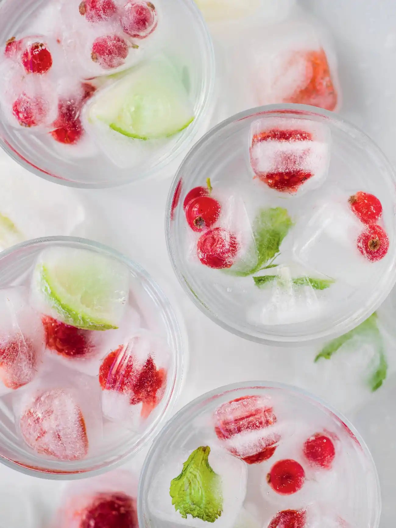Eis-Kristall Eiswürfler Eiswürfelbehälter von der Marke Tupperware / in der Farbe Blau - Transparent / für große Eiswürfel / 14 Eiswürfel gleichzeitig / mehrere Eiswürfler sind stabil aufeinander Stapelbar / komfortabel zum Füllen / Hier direkt online kaufen