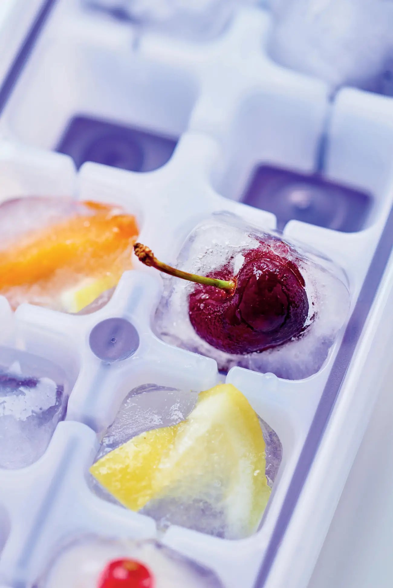 Eis-Kristall Eiswürfler Eiswürfelbehälter von der Marke Tupperware / in der Farbe Blau - Transparent / für große Eiswürfel / 14 Eiswürfel gleichzeitig / mehrere Eiswürfler sind stabil aufeinander Stapelbar / komfortabel zum Füllen / Hier direkt online kaufen