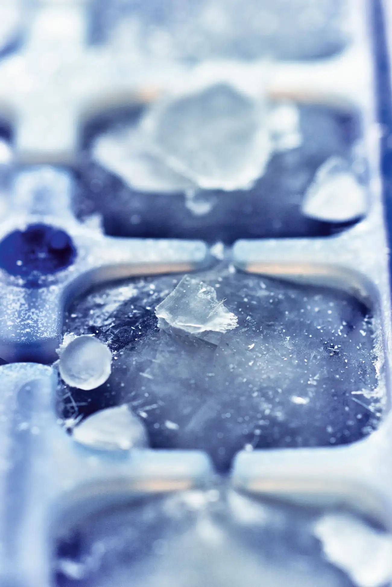 Eis-Kristall Eiswürfler Eiswürfelbehälter von der Marke Tupperware / in der Farbe Blau - Transparent / für große Eiswürfel / 14 Eiswürfel gleichzeitig / mehrere Eiswürfler sind stabil aufeinander Stapelbar / komfortabel zum Füllen / Hier direkt online kaufen