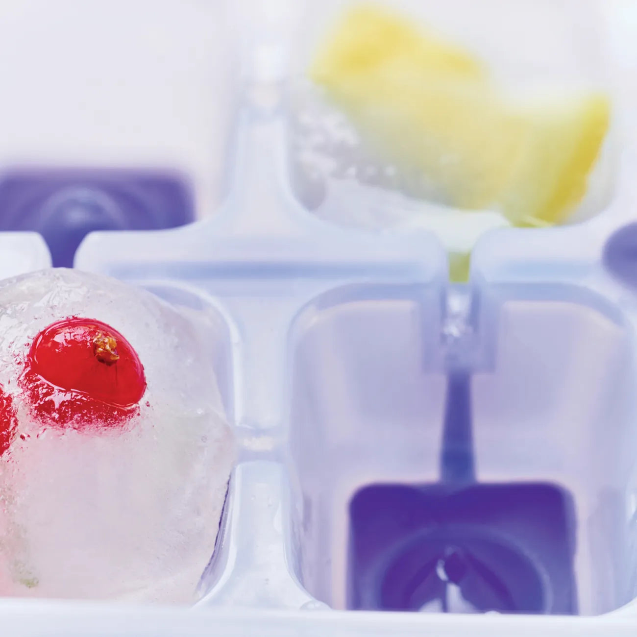 Eis-Kristall Eiswürfler Eiswürfelbehälter von der Marke Tupperware / in der Farbe Flieder - Transparent / für große Eiswürfel / 14 Eiswürfel gleichzeitig / mehrere Eiswürfler sind stabil aufeinander Stapelbar / komfortabel zum Füllen / Hier direkt online kaufen