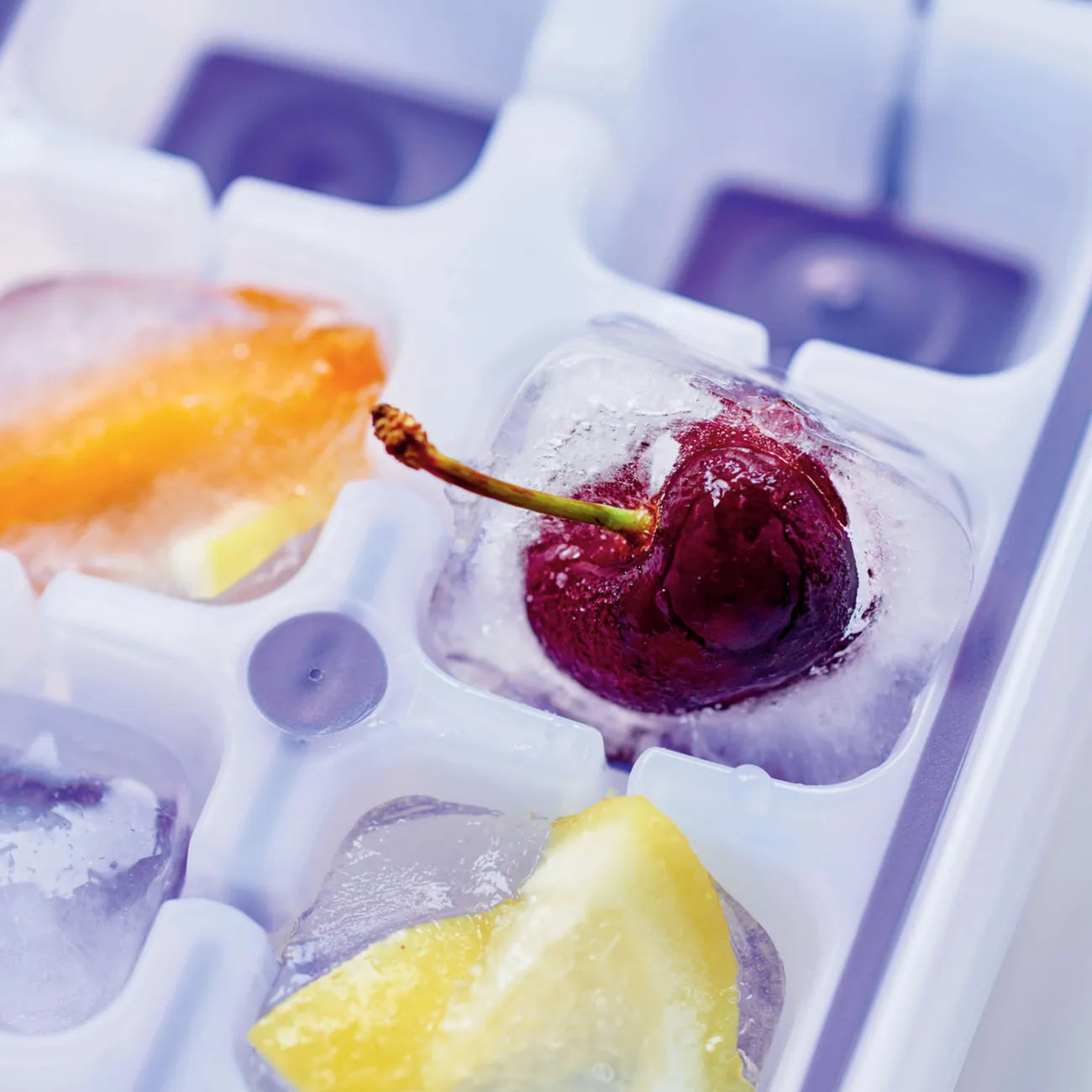 Eis-Kristall Eiswürfler Eiswürfelbehälter von der Marke Tupperware / in der Farbe Flieder - Transparent / für große Eiswürfel / 14 Eiswürfel gleichzeitig / mehrere Eiswürfler sind stabil aufeinander Stapelbar / komfortabel zum Füllen / Hier direkt online kaufen