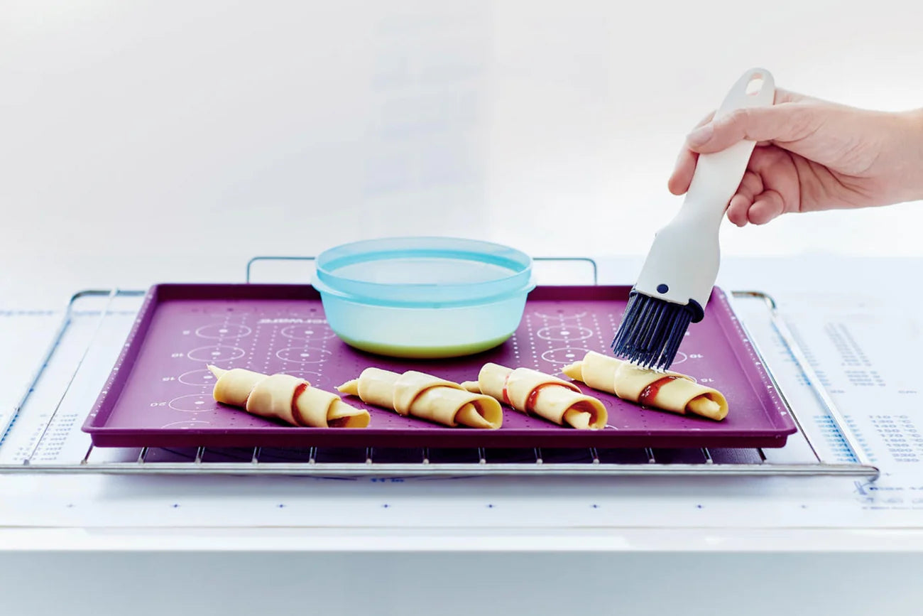 Silikon Backunterlage von der Marke Tupperware / Flexible Backunterlage in der Farbe Lila / mit Antihaft- Eigenschaft / Der Perfekte Ersatz für Backpapier / Hier direkt online kaufen
