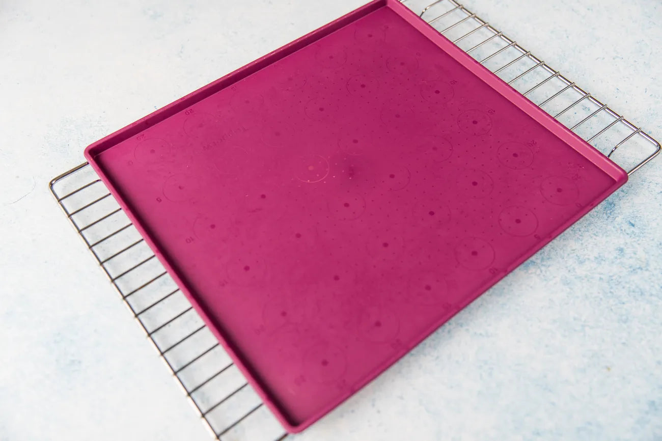 Silikon Backunterlage von der Marke Tupperware / Flexible Backunterlage in der Farbe Lila / mit Antihaft- Eigenschaft / Der Perfekte Ersatz für Backpapier / Hier direkt online kaufen