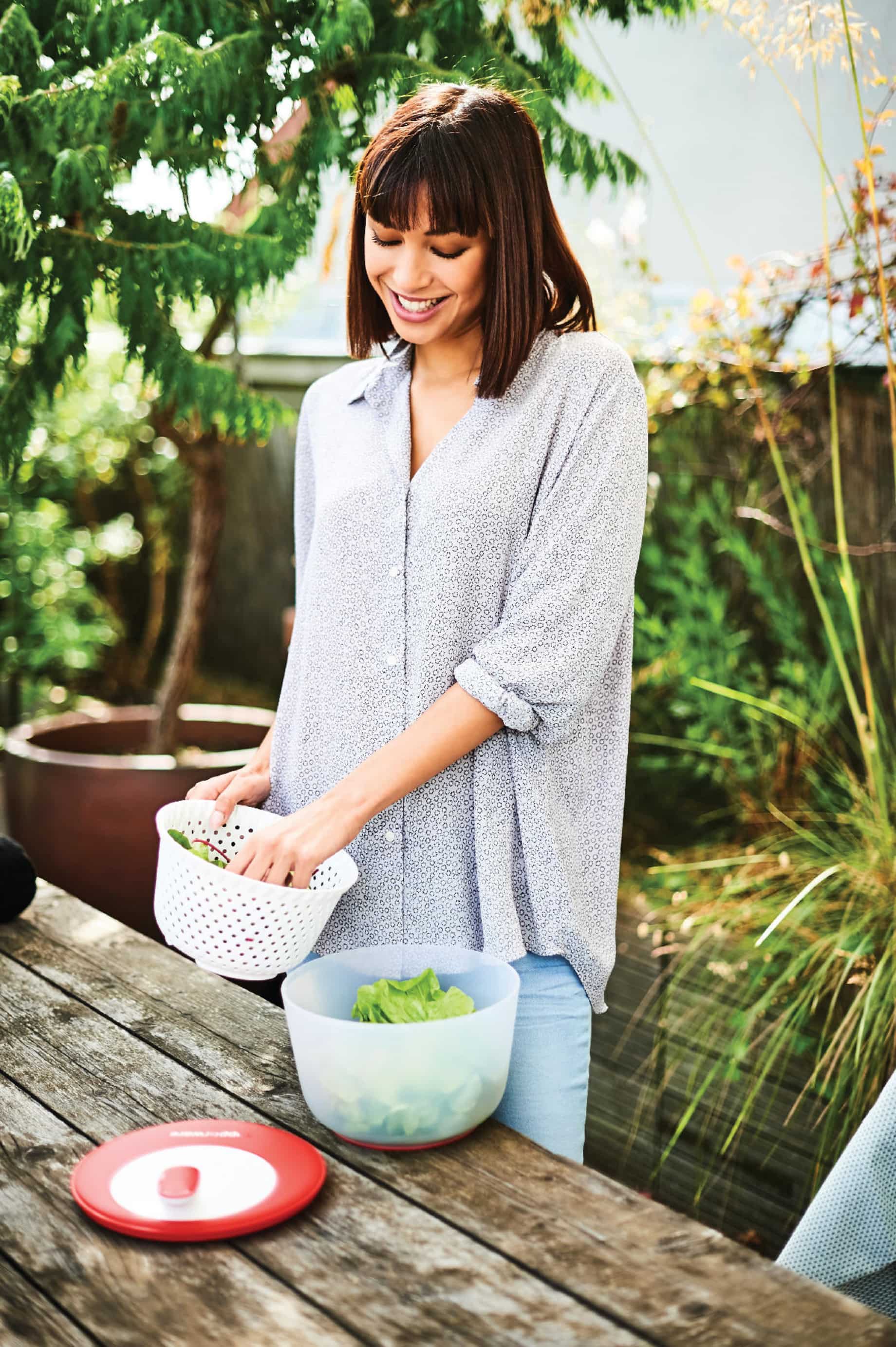Salat Karussell 3,9 L von der Marke Tupperware / Salatschleuder, Frischhalte-/ Servierschüssel / zum Salat Schleudern, waschen und Trocknen / mit Siebeinsatz / Hier direkt online kaufen