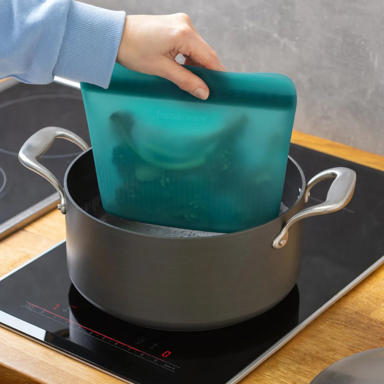 Ultimate Silicone Bag M 1L von der Marke Tupperware / in der Farbe Türkis / Vielseitig einsetzbar / Kühlschrank, Gefriergerät, Backofen und Mikrowellen geeignet / Perfekt zum Aufbewahren / Hier direkt online kaufen