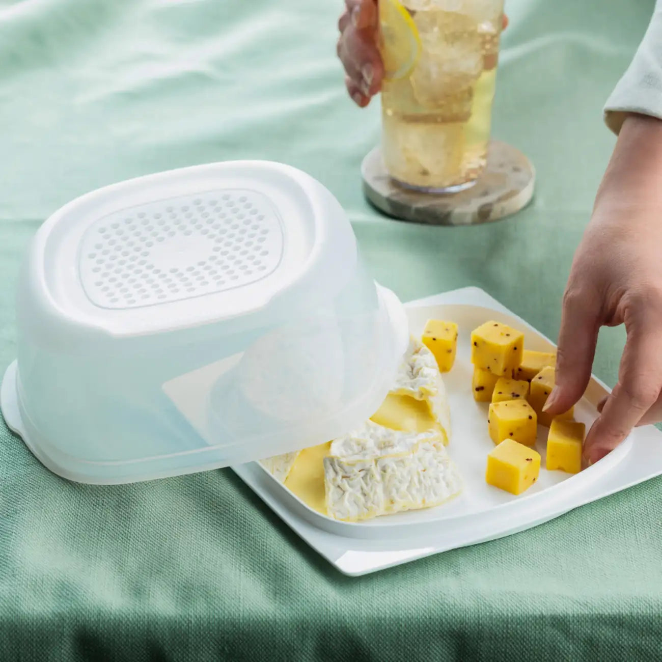 Junior KäseMax 2 von der Marke Tupperware / Frischhaltedose für Käse / mit Praktischer CondensControl / Spülmaschinengeeignet / inkl. Praktischer Servierplatte und Haubendeckel / für den Kühlschrank / Hier direkt online kaufen