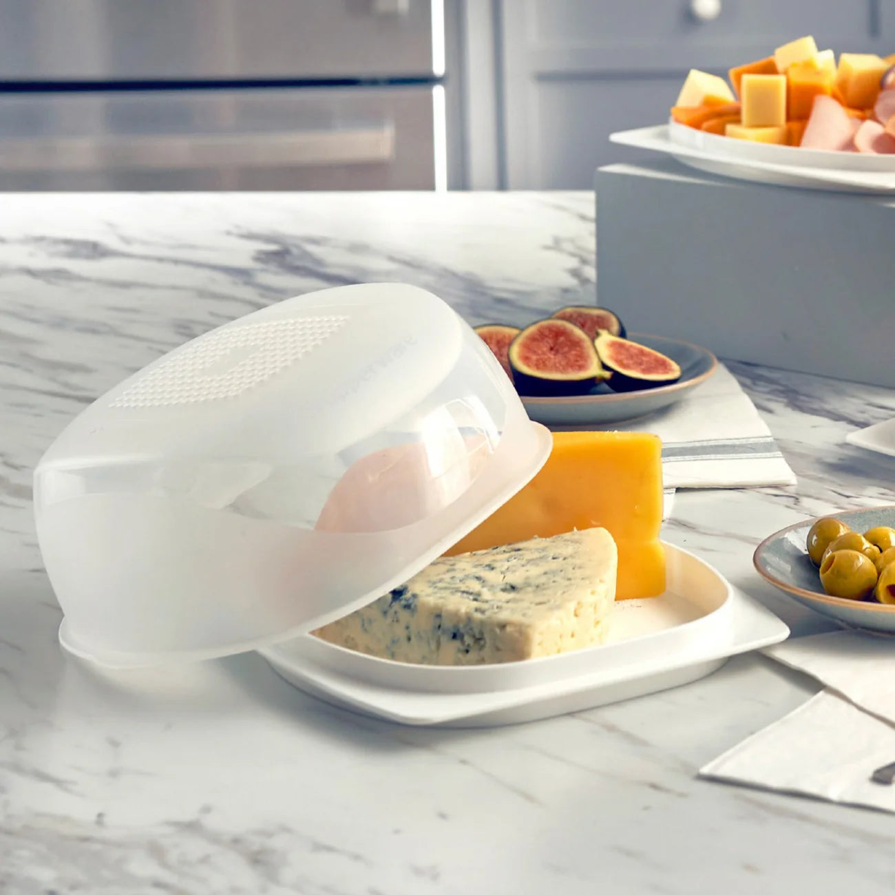 Junior KäseMax 2 von der Marke Tupperware / Frischhaltedose für Käse / mit Praktischer CondensControl / Spülmaschinengeeignet / inkl. Praktischer Servierplatte und Haubendeckel / für den Kühlschrank / Hier direkt online kaufen