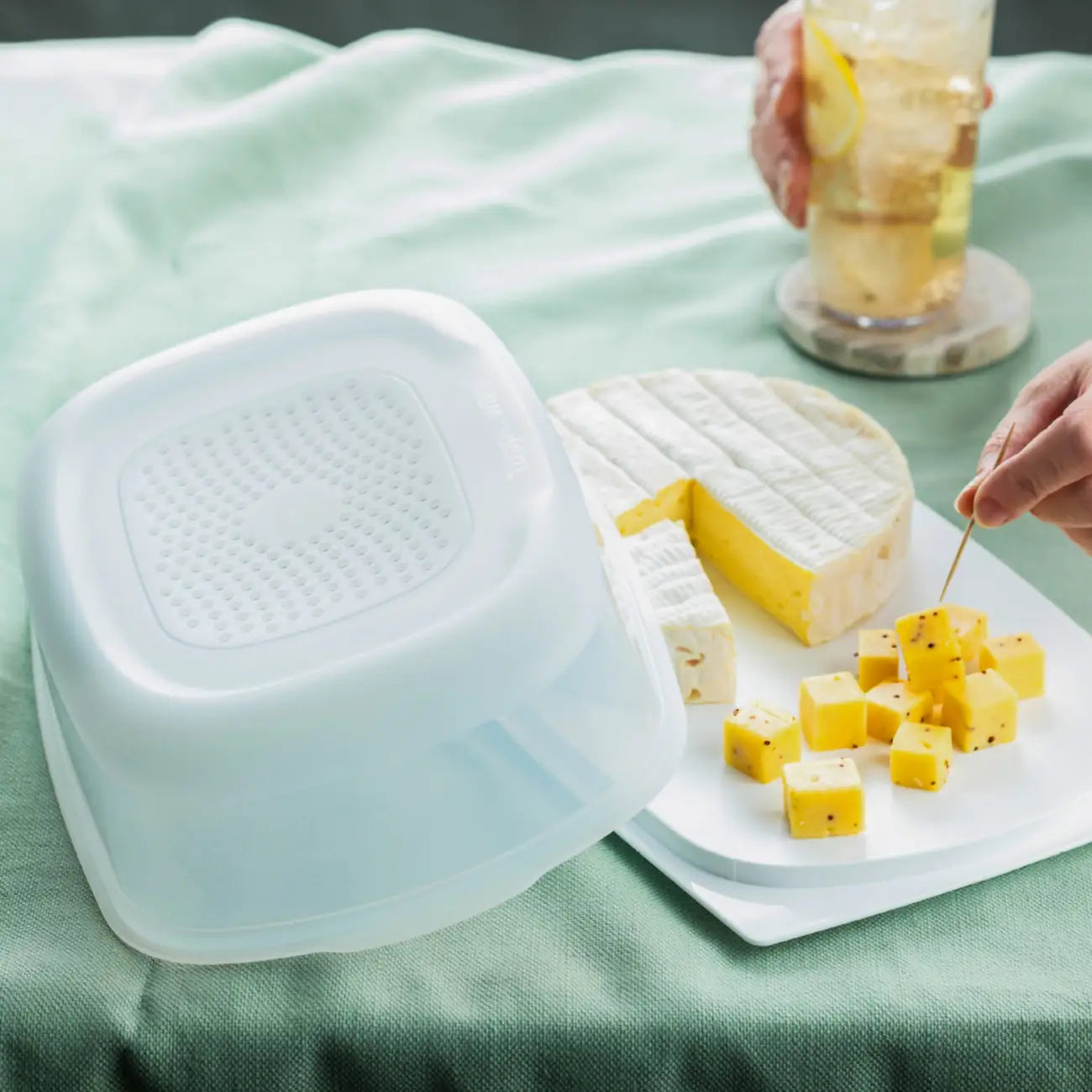 KäseMax 2 von der Marke Tupperware / Käse Behälter für den Kühlschrank / Frischhaltebehälter / mit Integrierter Servierplatte / mit CondensControl Filter / Hier direkt online kaufen 