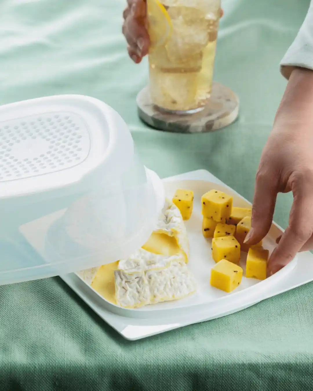 KäseMax mit CondensControl von der Marke  Tupperware / Käse wird Optimal im Kühlschrank gelagert / Spülmaschinen geeignet / mit Integrierter Servierplatte / Hier direkt online kaufen