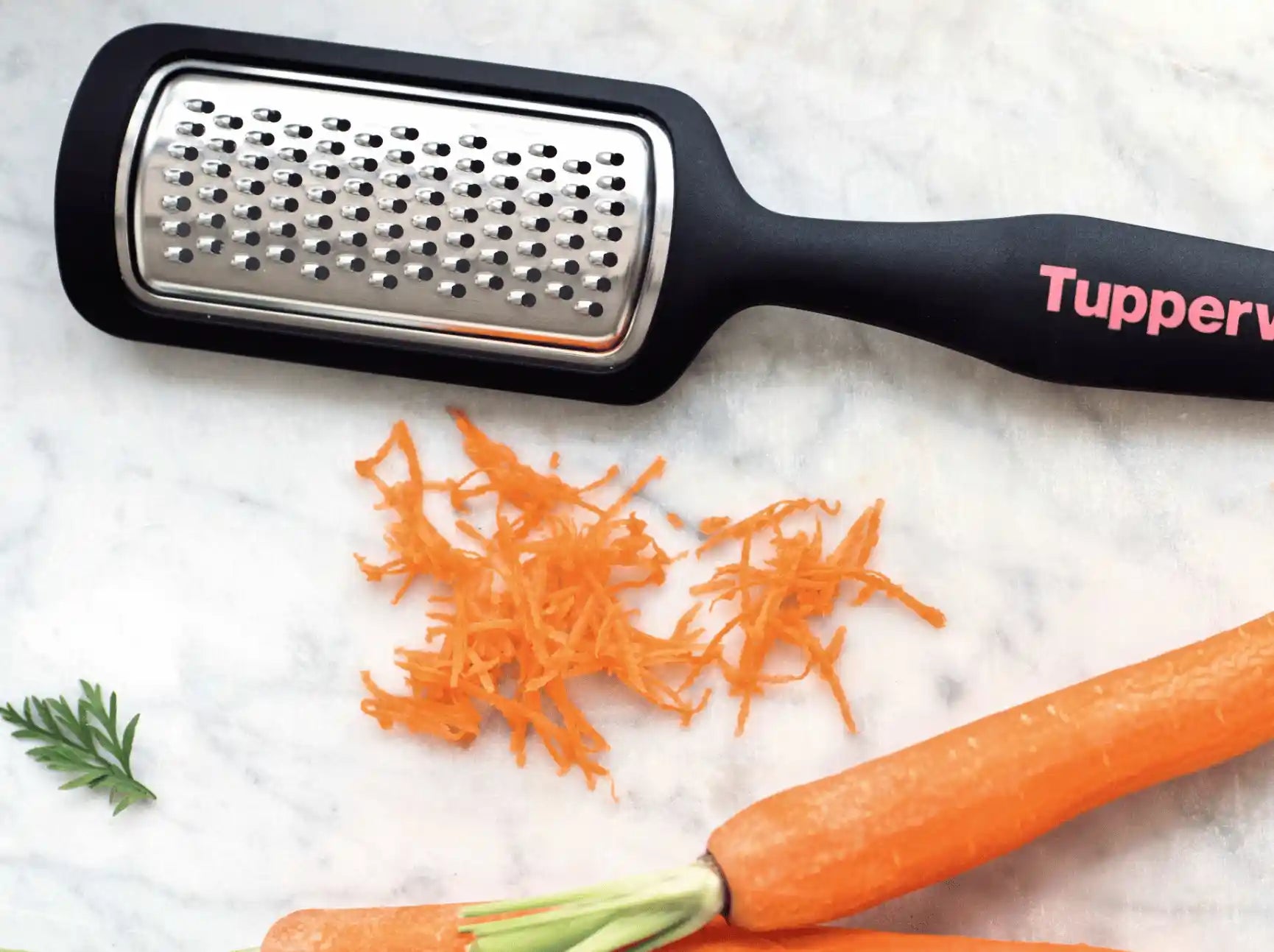 Griffbereit Küchenreibe von der Marke Tupperware / mit ergonomischen Griff / Hier direkt online kaufen